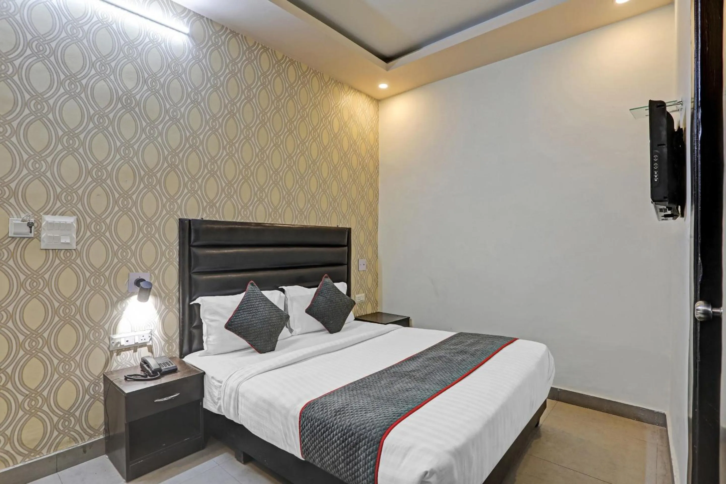 Photo of the whole room, Bed in Super TOWNHOUSE THE HOTEL DIAMOND VASUNDHARA