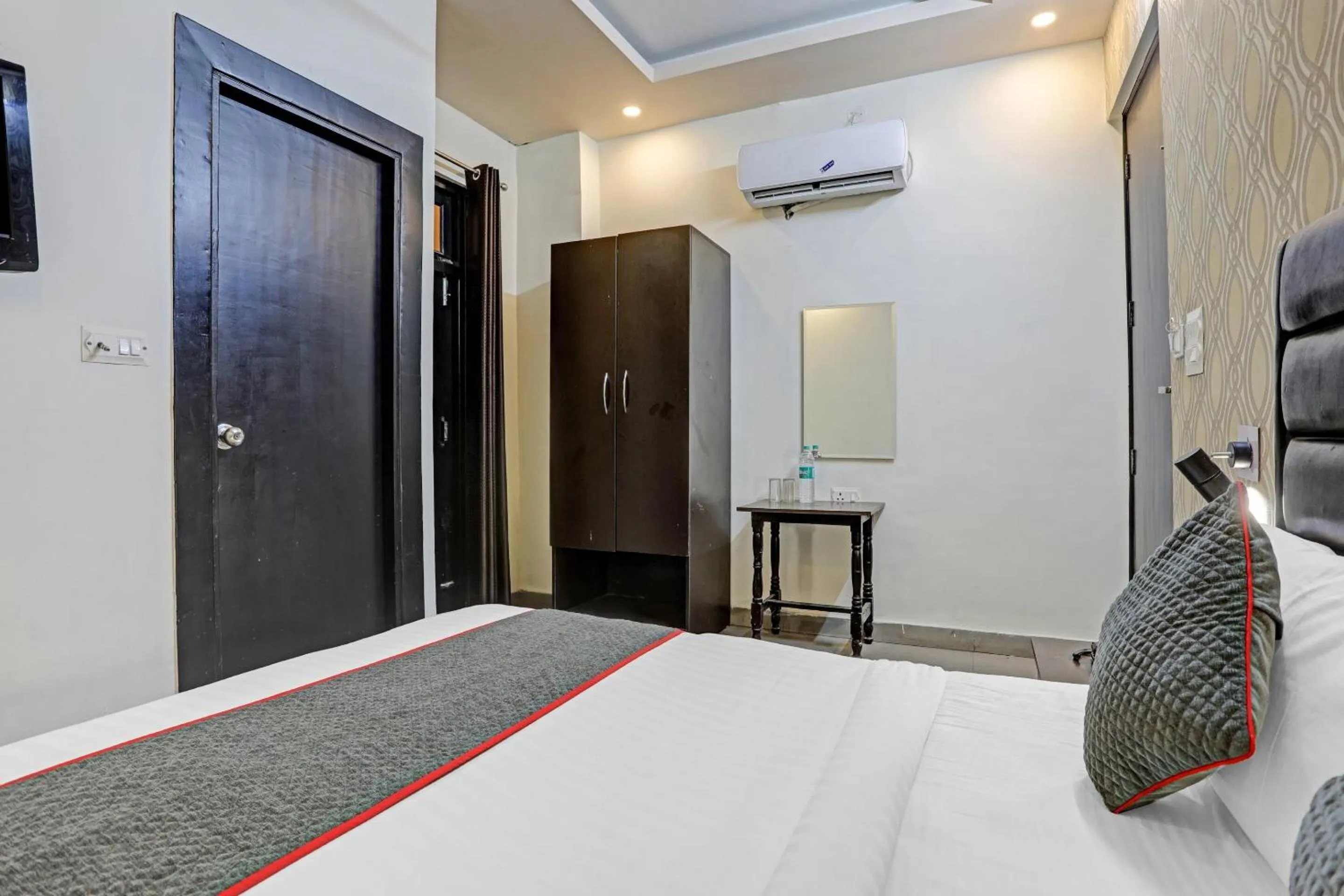 Bedroom, Bed in Super TOWNHOUSE THE HOTEL DIAMOND VASUNDHARA