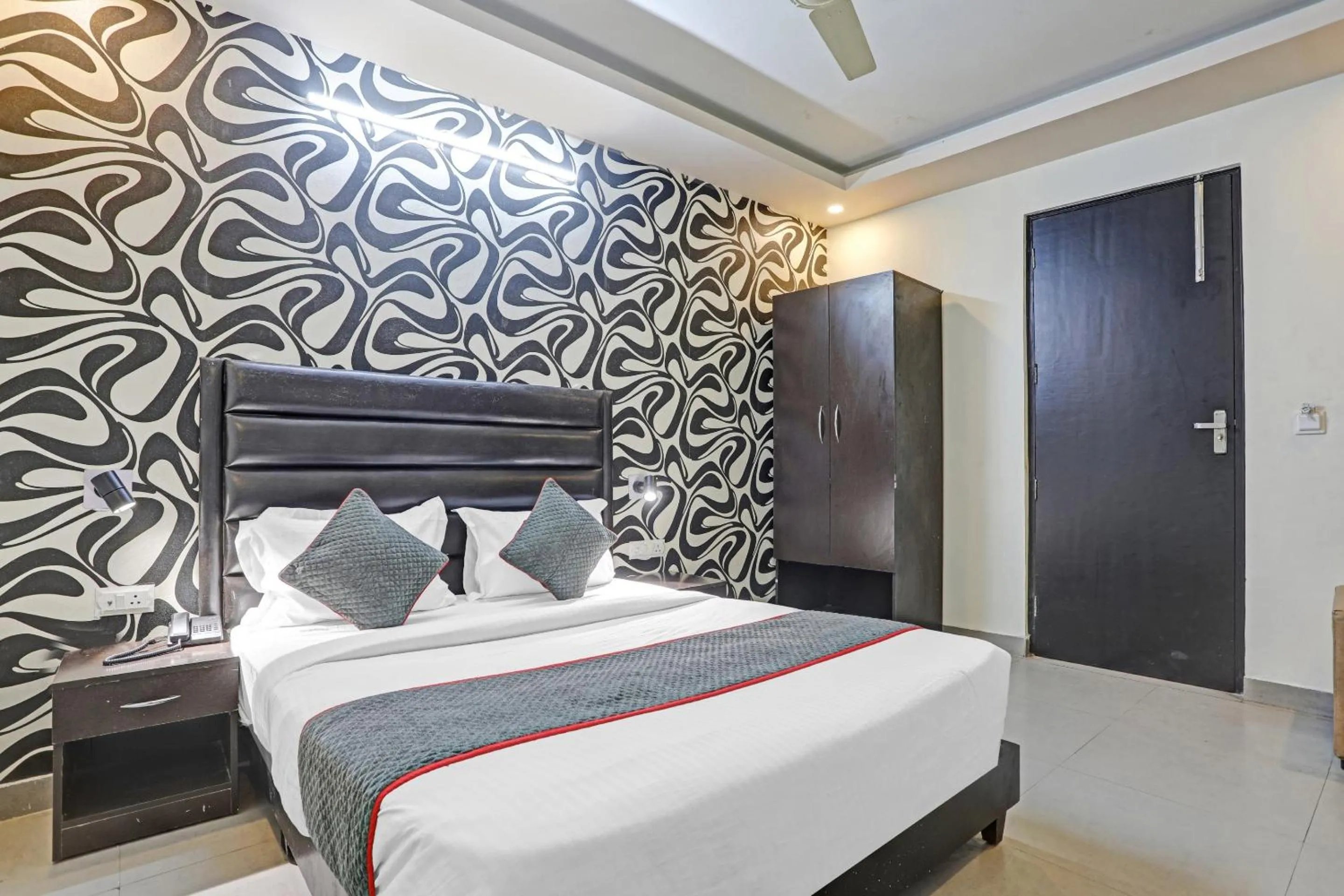 Bedroom, Bed in Super TOWNHOUSE THE HOTEL DIAMOND VASUNDHARA
