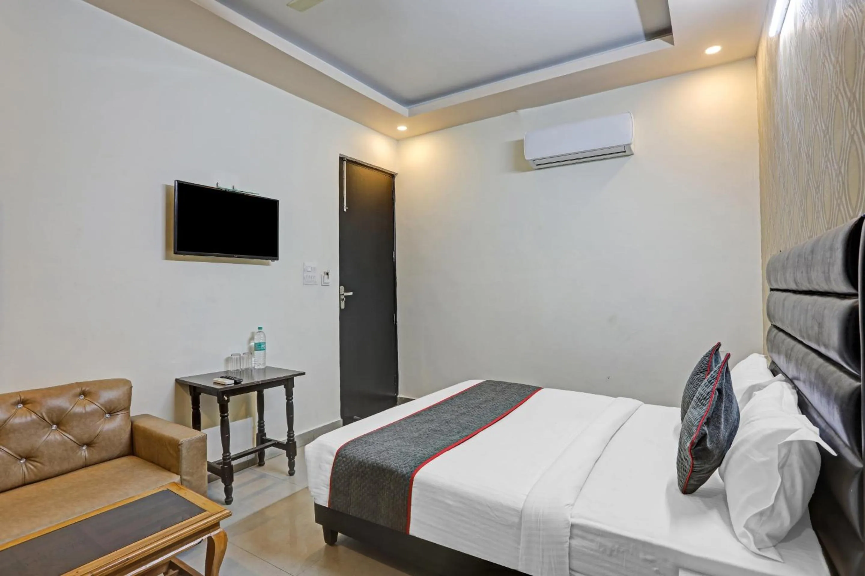 Bedroom, Bed in Super TOWNHOUSE THE HOTEL DIAMOND VASUNDHARA