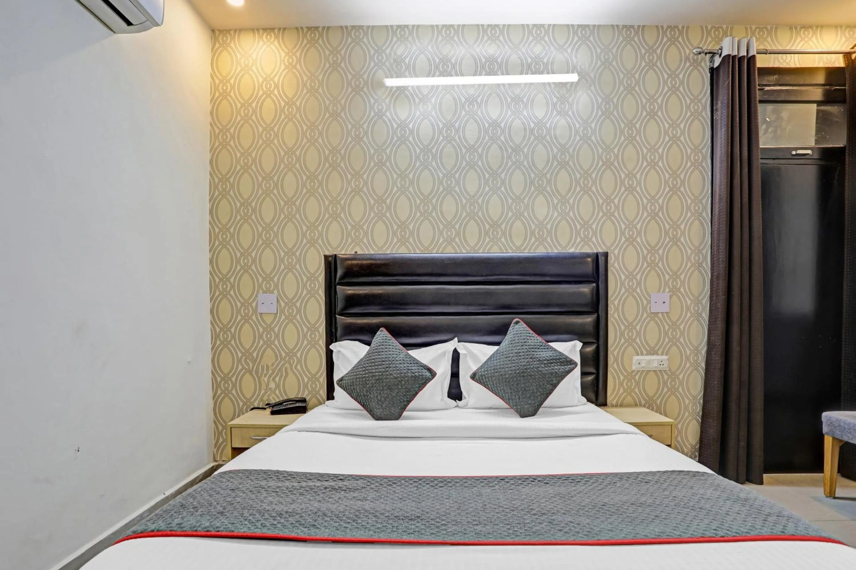 Bedroom, Bed in Super TOWNHOUSE THE HOTEL DIAMOND VASUNDHARA