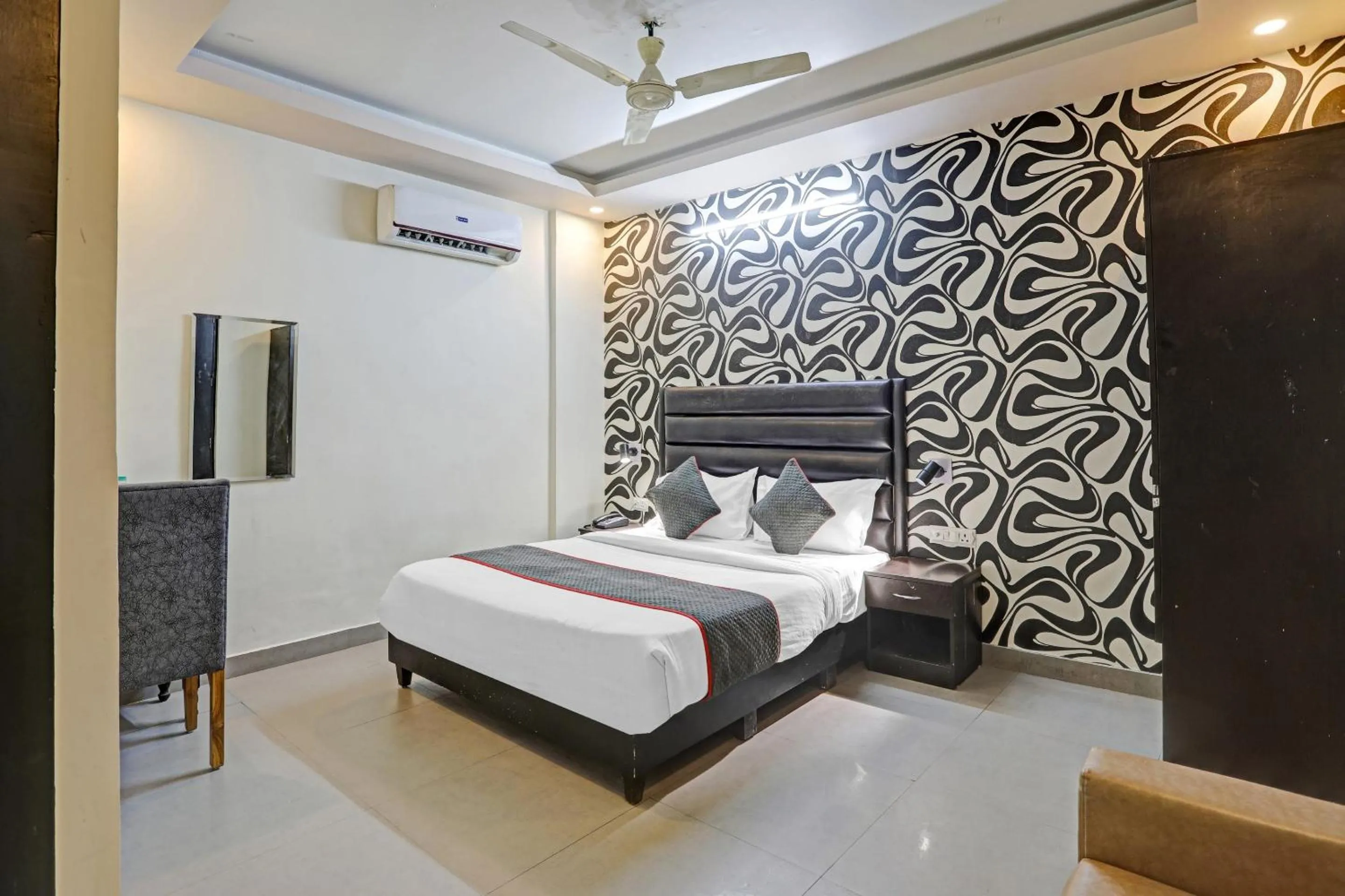 Photo of the whole room, Bed in Super TOWNHOUSE THE HOTEL DIAMOND VASUNDHARA