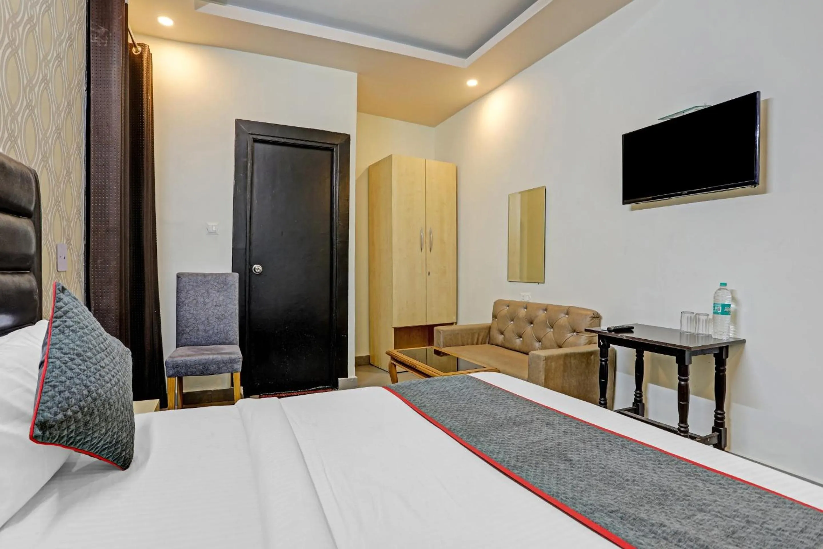 Bed in Super TOWNHOUSE THE HOTEL DIAMOND VASUNDHARA