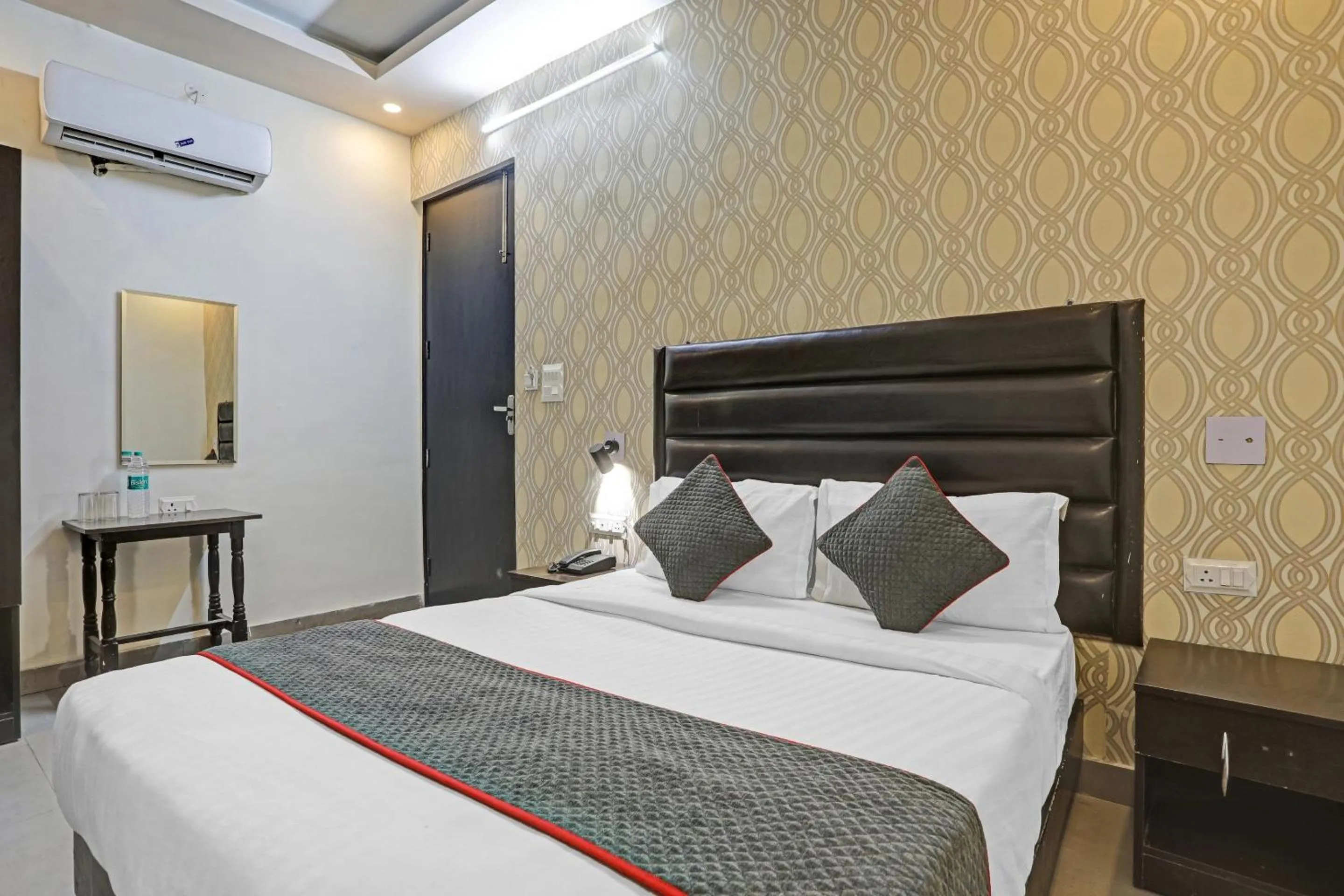 Bedroom, Bed in Super TOWNHOUSE THE HOTEL DIAMOND VASUNDHARA