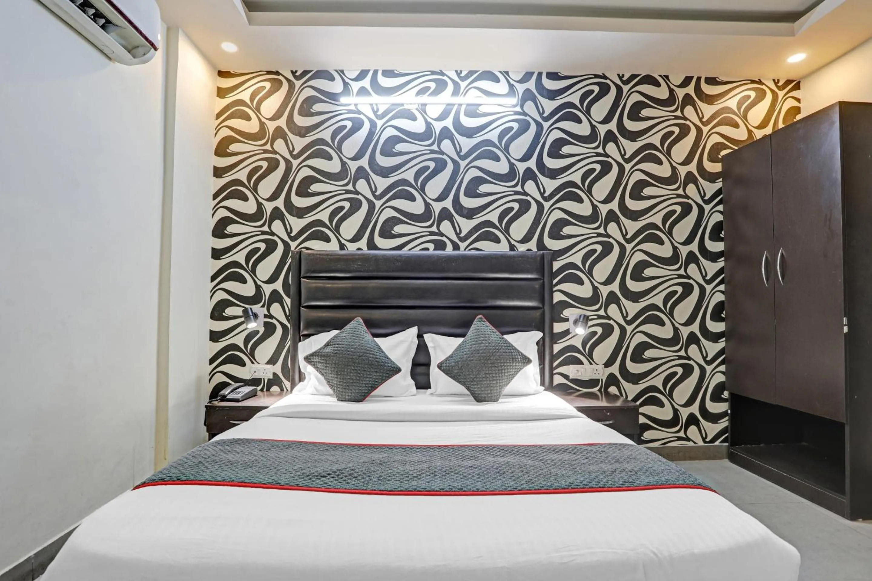 Bedroom, Bed in Super TOWNHOUSE THE HOTEL DIAMOND VASUNDHARA
