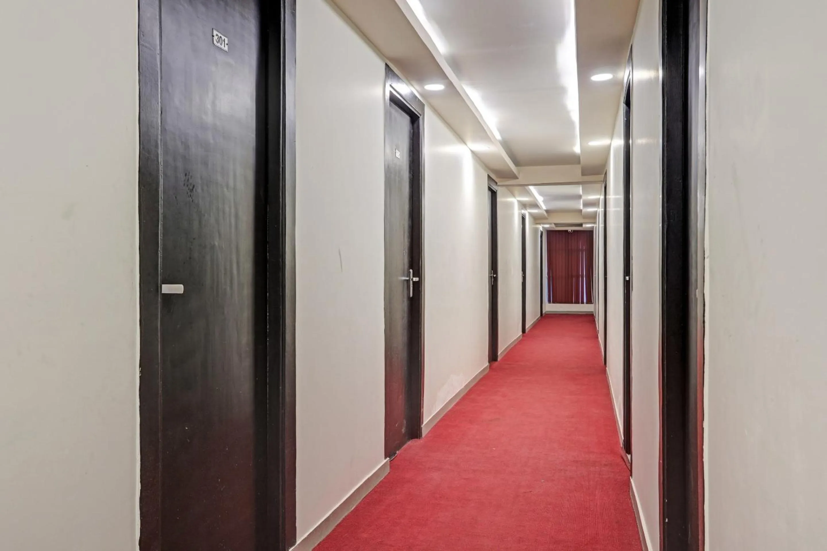 Lobby or reception in Super TOWNHOUSE THE HOTEL DIAMOND VASUNDHARA