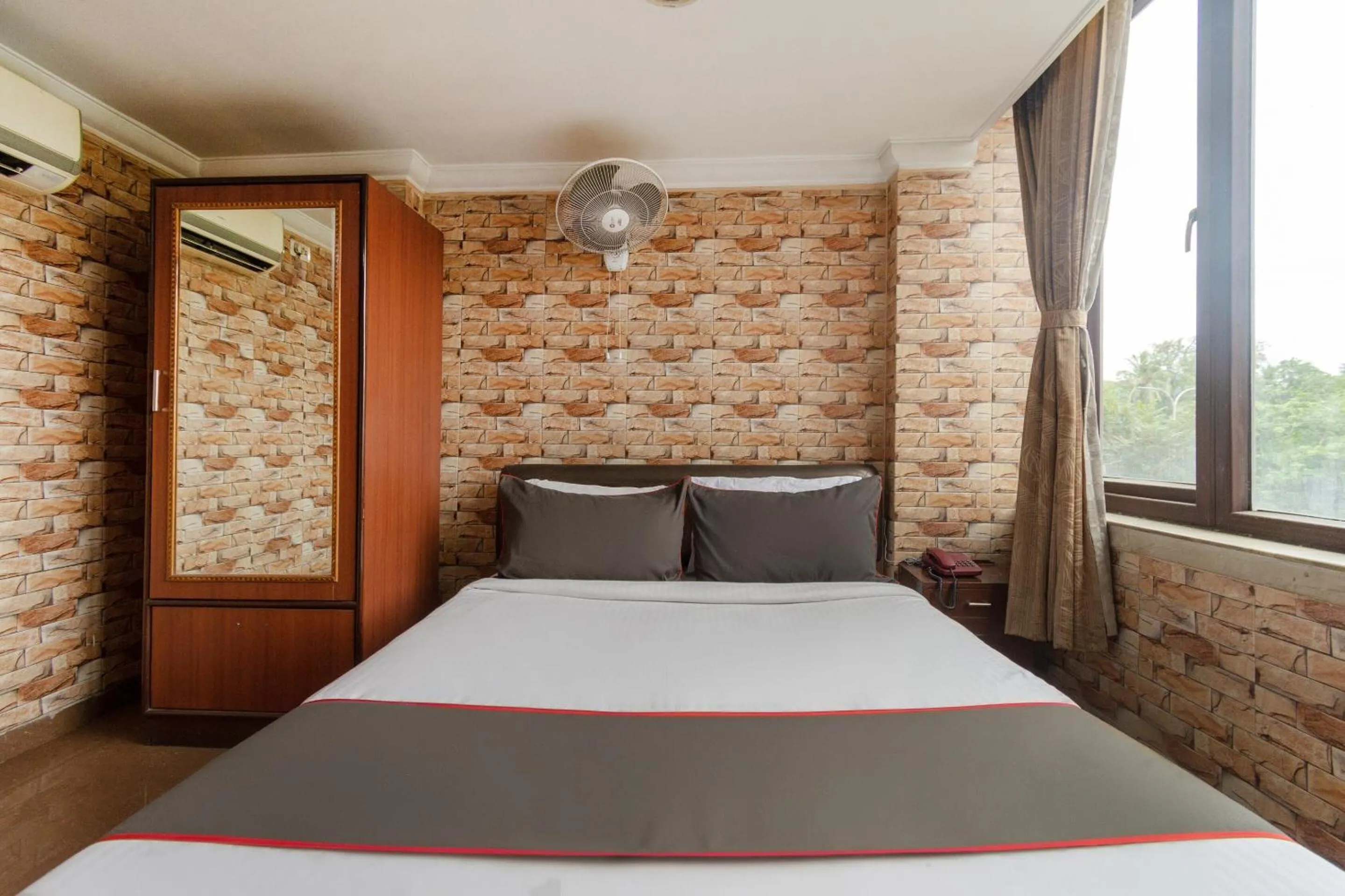 Bedroom in Collection O Raj Darbar Near City Centre