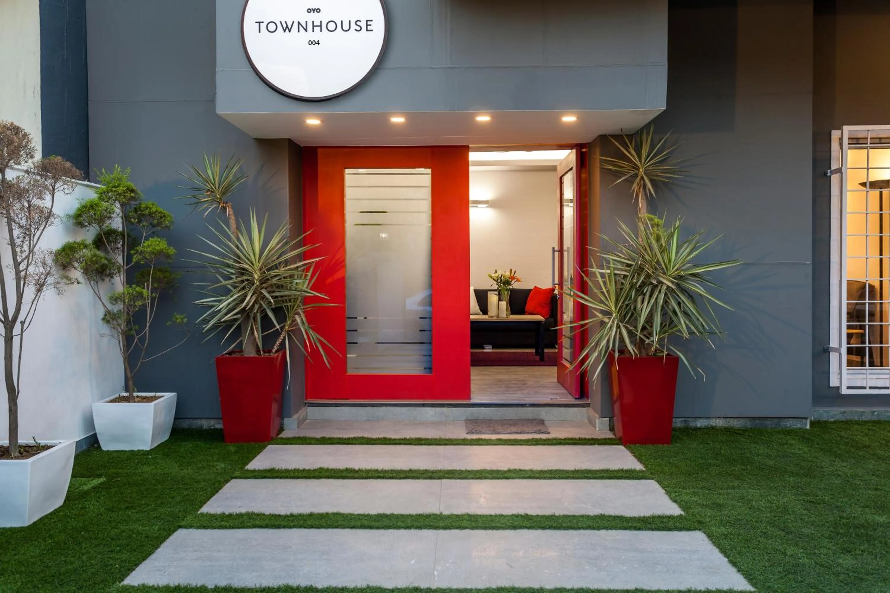 Facade/entrance in Townhouse 004 Noida