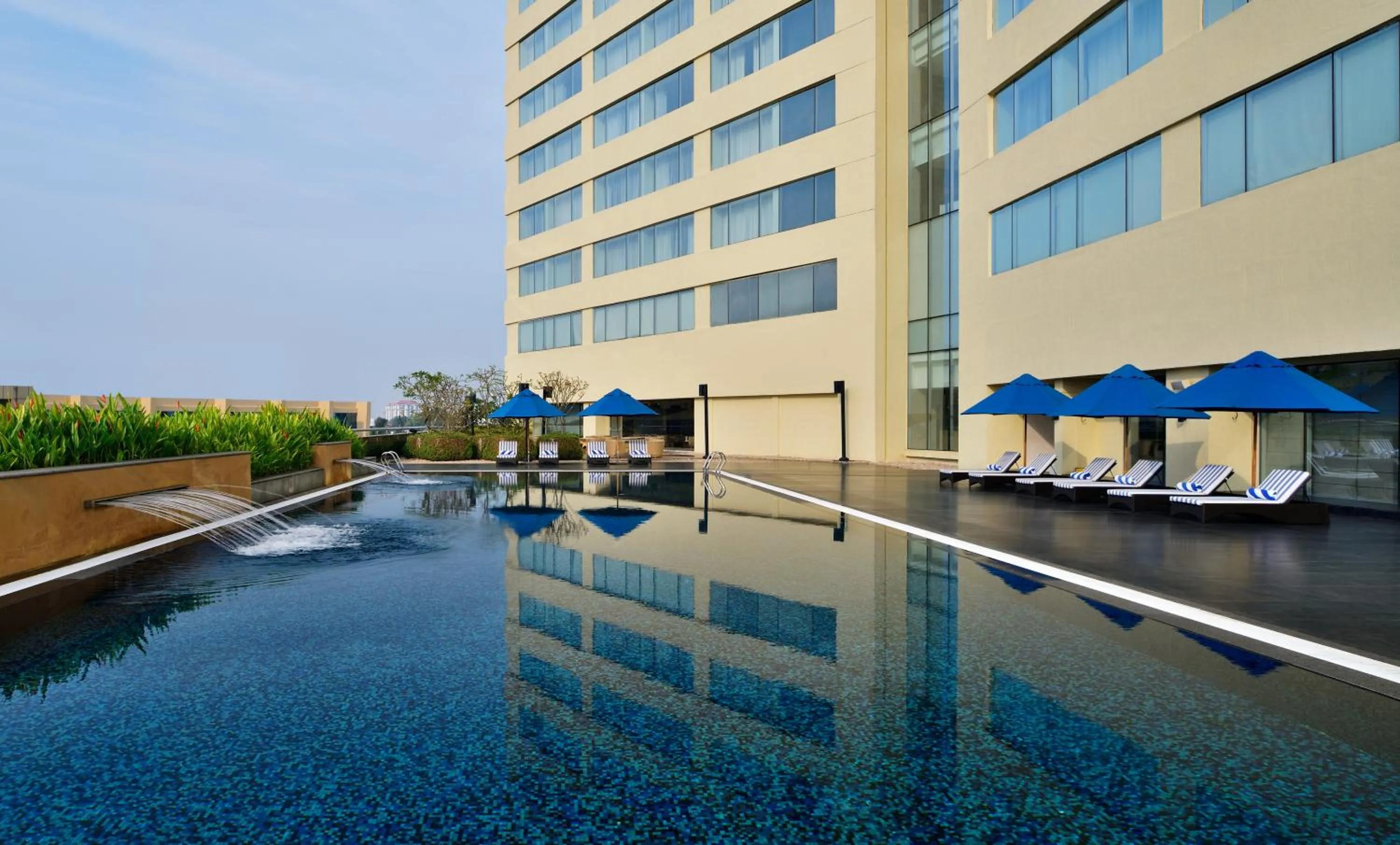 Swimming pool in Kochi Marriott Hotel