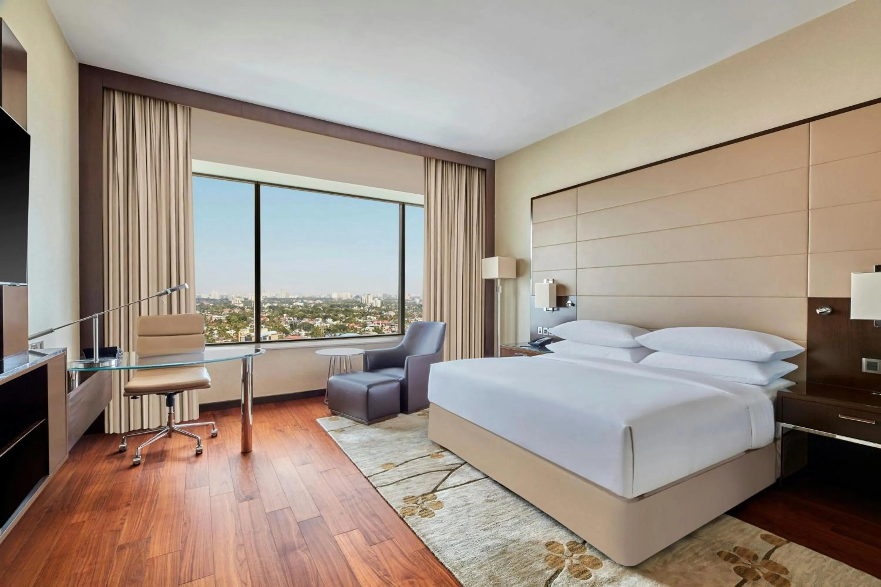 Photo of the whole room, Bed in Kochi Marriott Hotel