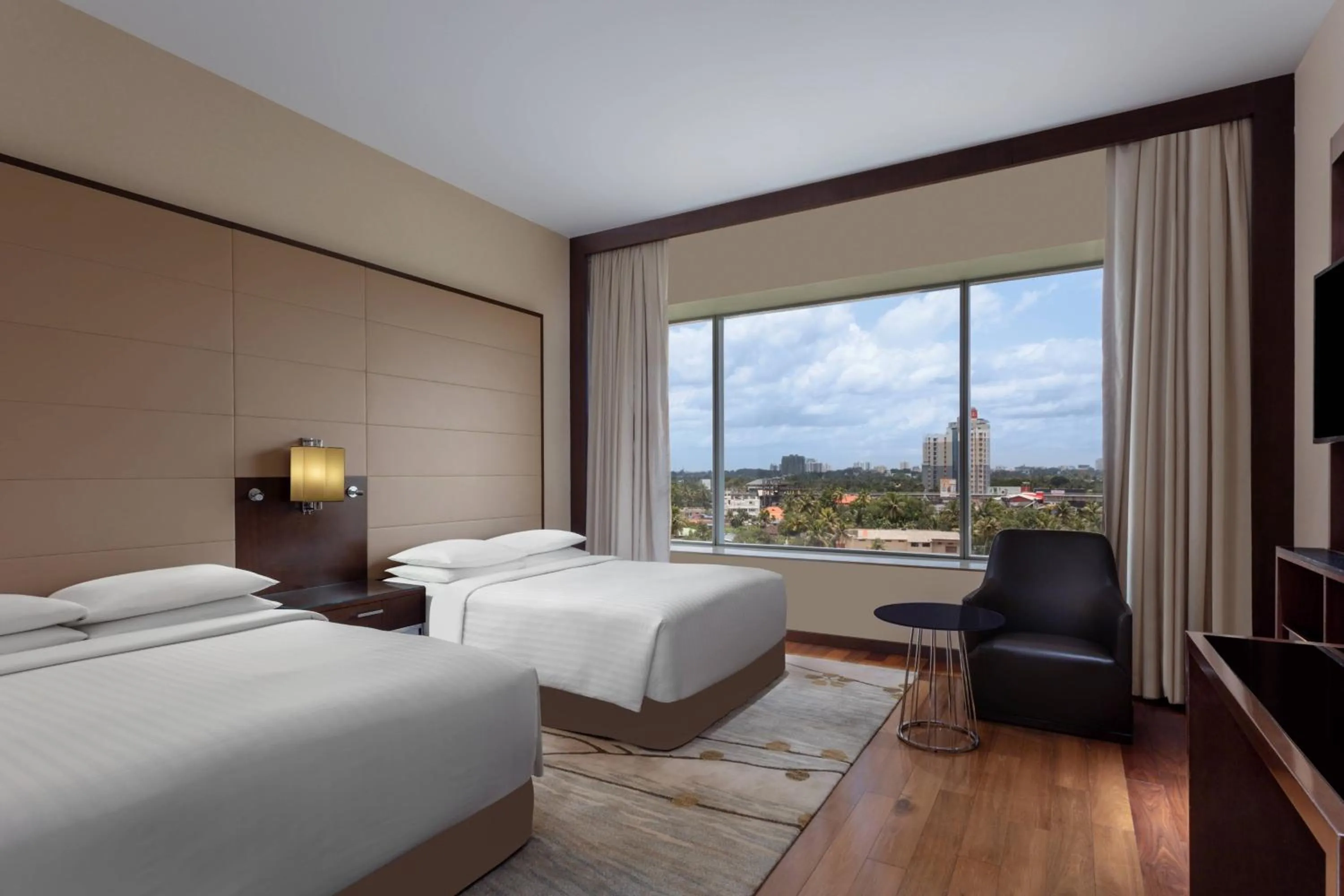 Photo of the whole room, Bed in Kochi Marriott Hotel