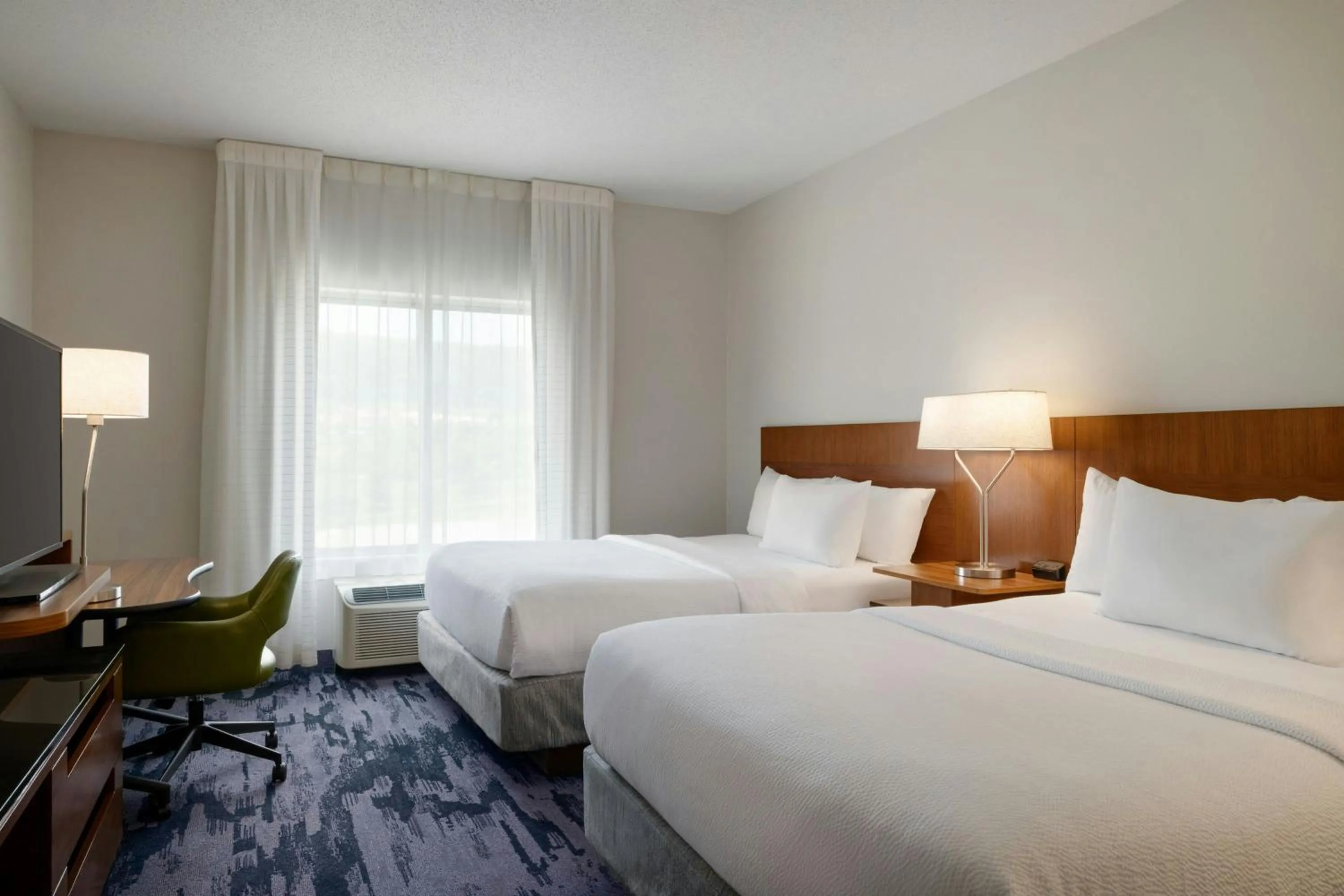 Photo of the whole room, Bed in Fairfield Inn & Suites by Marriott Bristol