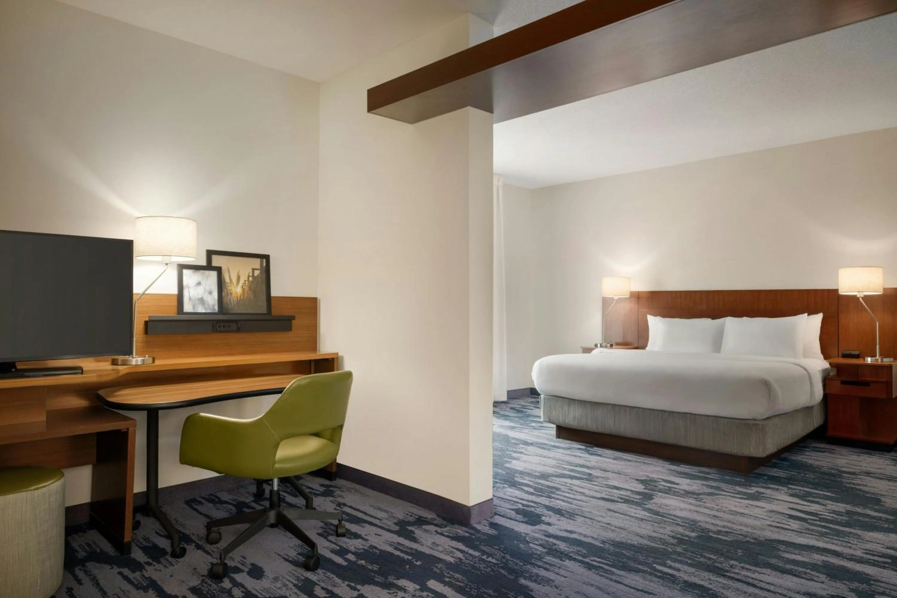 Photo of the whole room, Bed in Fairfield Inn & Suites by Marriott Bristol