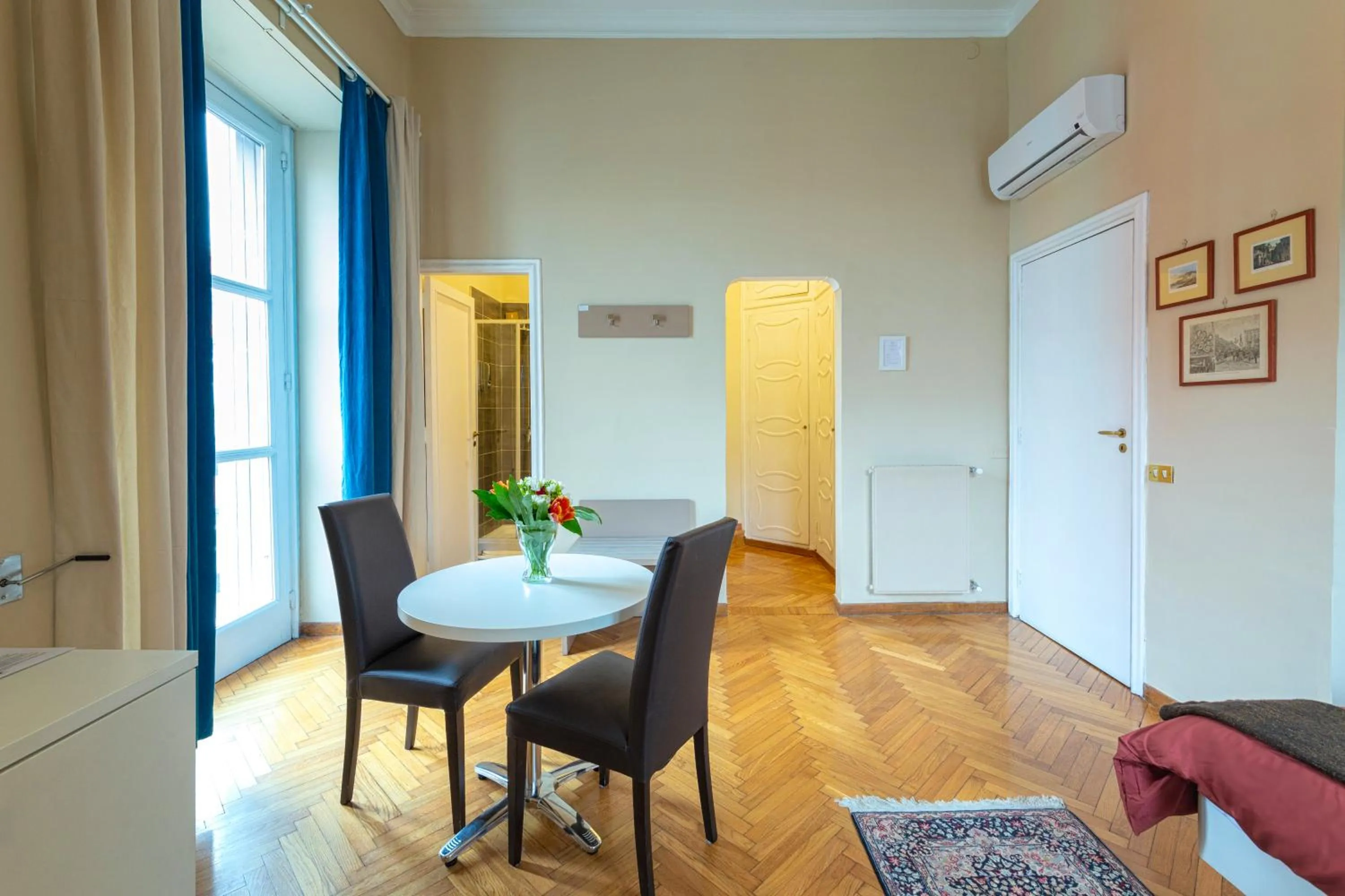 Photo of the whole room in Il Ventre Di Napoli " Costantinopoli"