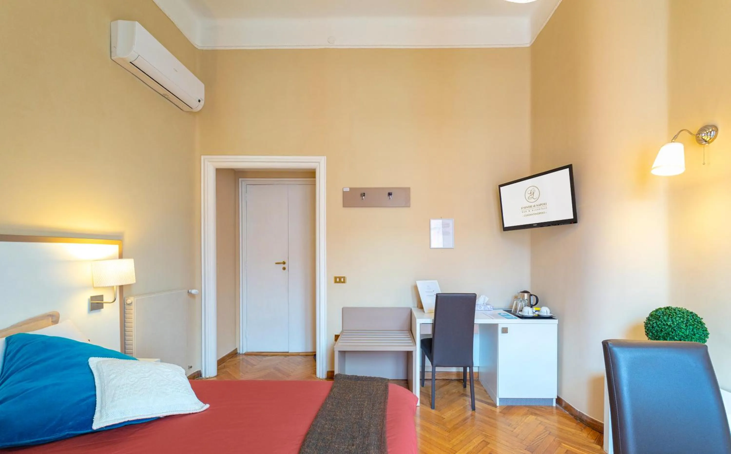 Photo of the whole room, Bed in Il Ventre Di Napoli " Costantinopoli"