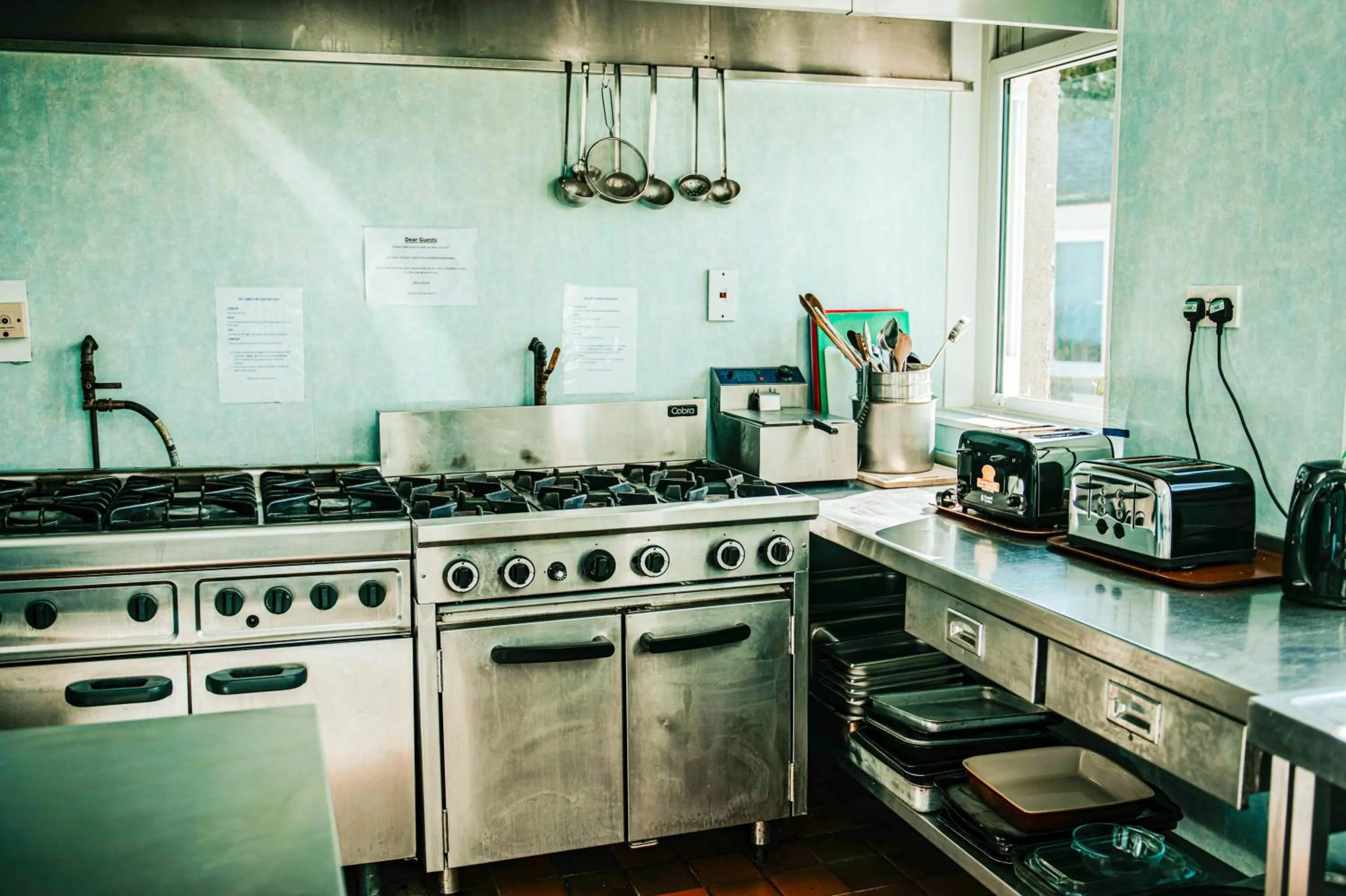 Kitchen or kitchenette in Denton House Hostel