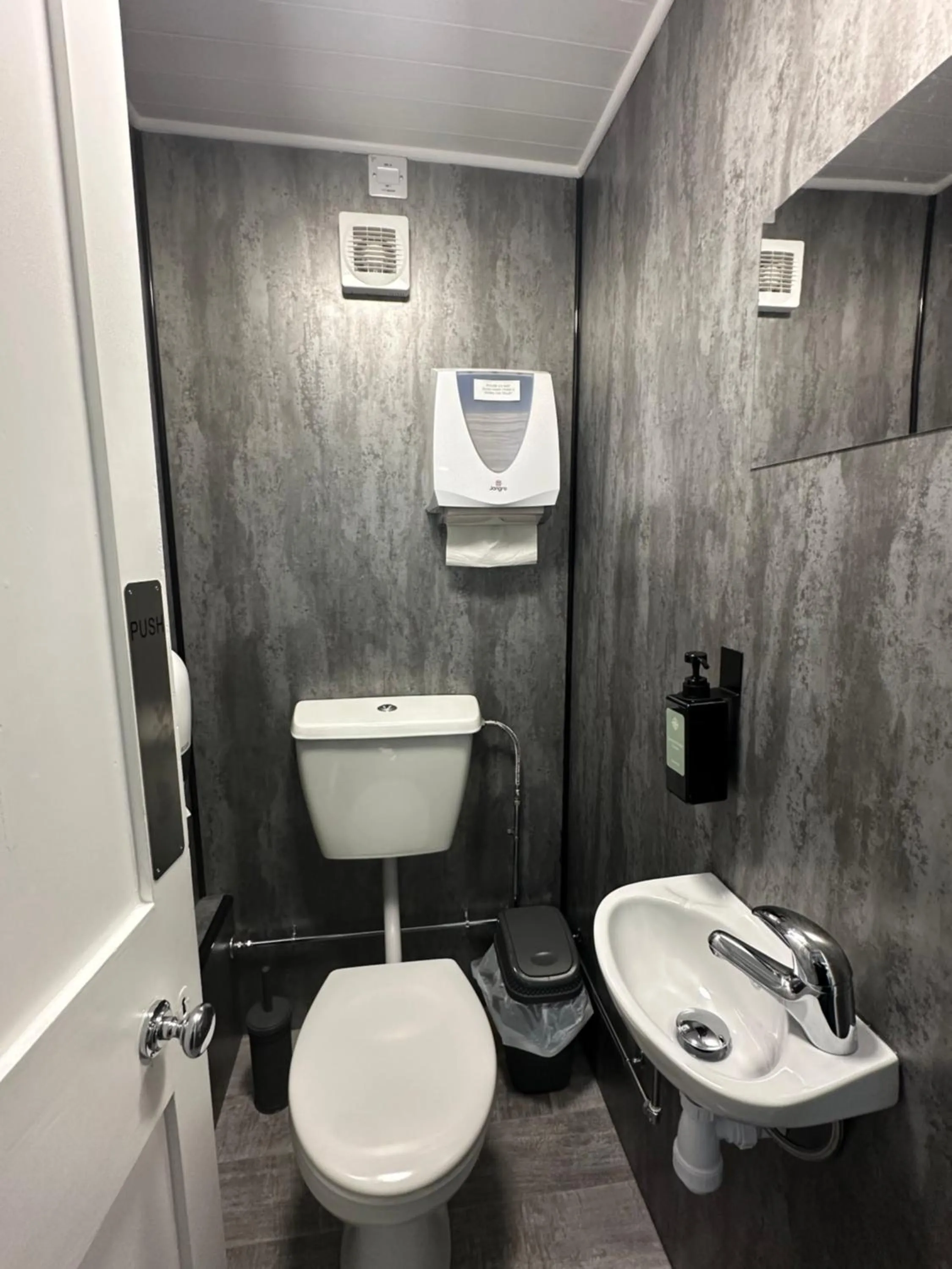 Toilet in Denton House Hostel