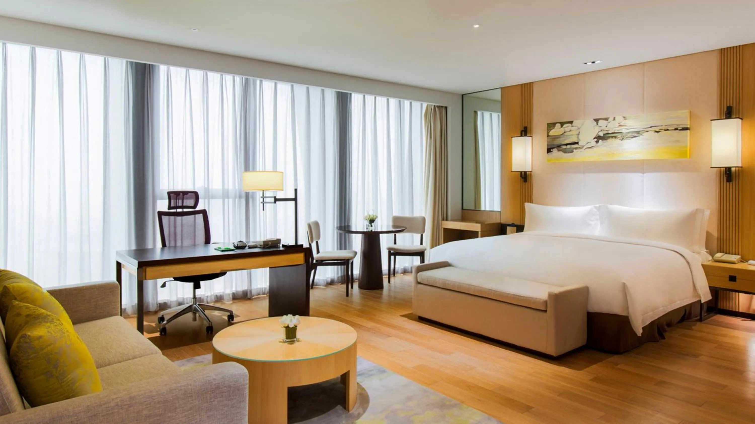 Photo of the whole room, Bed in Holiday Inn Nanjing Qinhuai South Suites by IHG