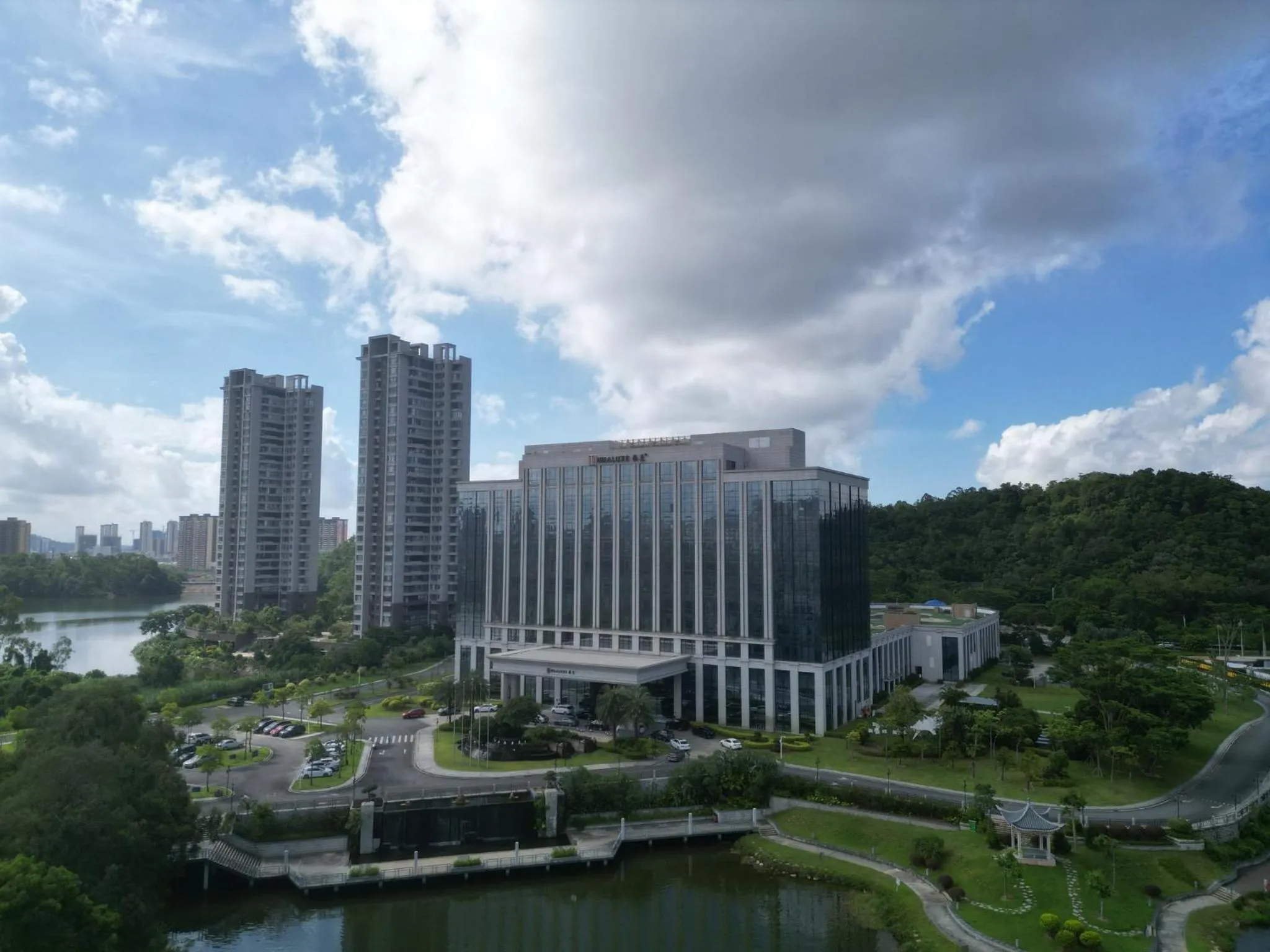 Property building in HUALUXE Yangjiang City Center