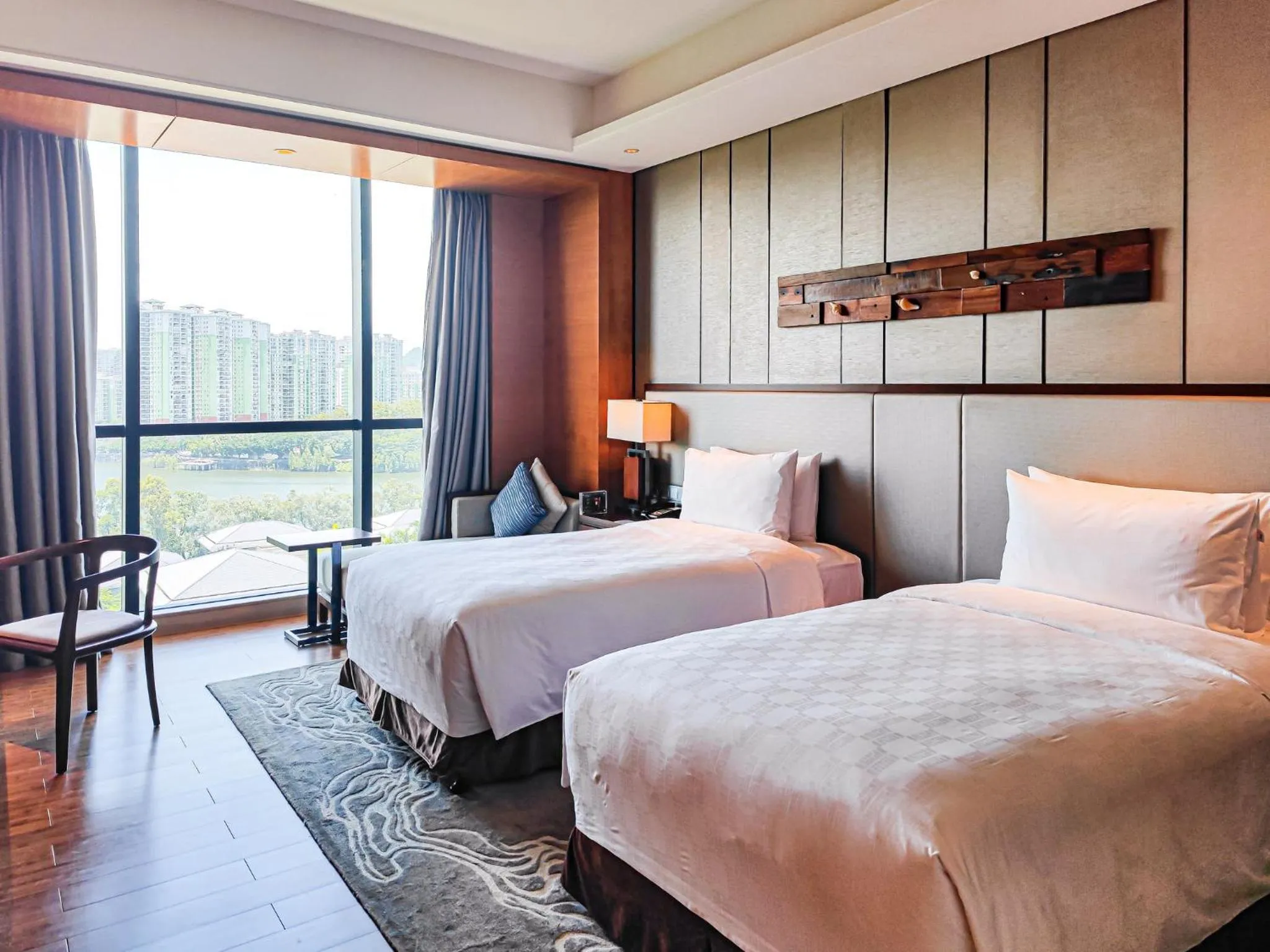 Photo of the whole room, Bed in HUALUXE Yangjiang City Center