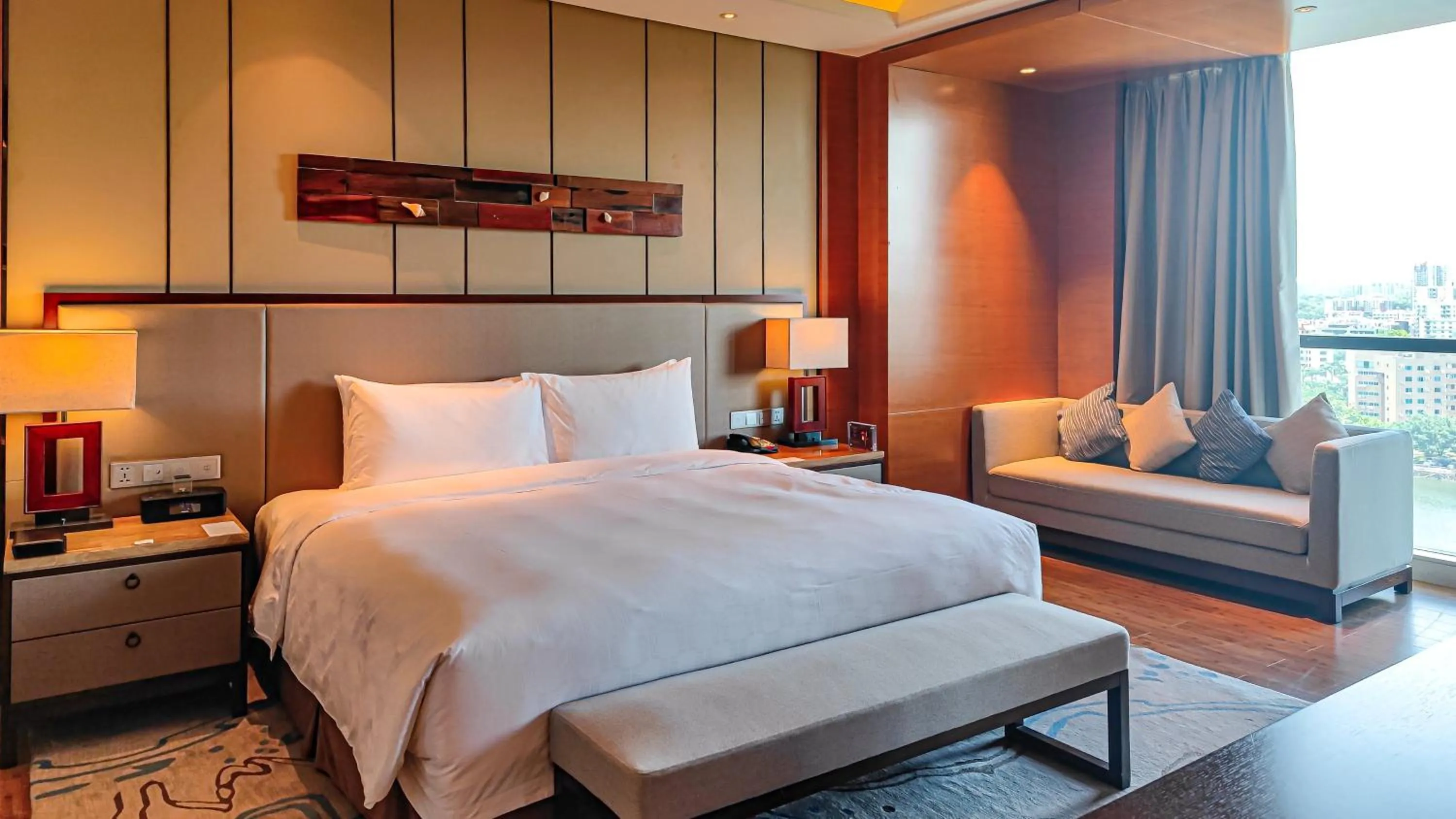 Photo of the whole room, Bed in HUALUXE Yangjiang City Center