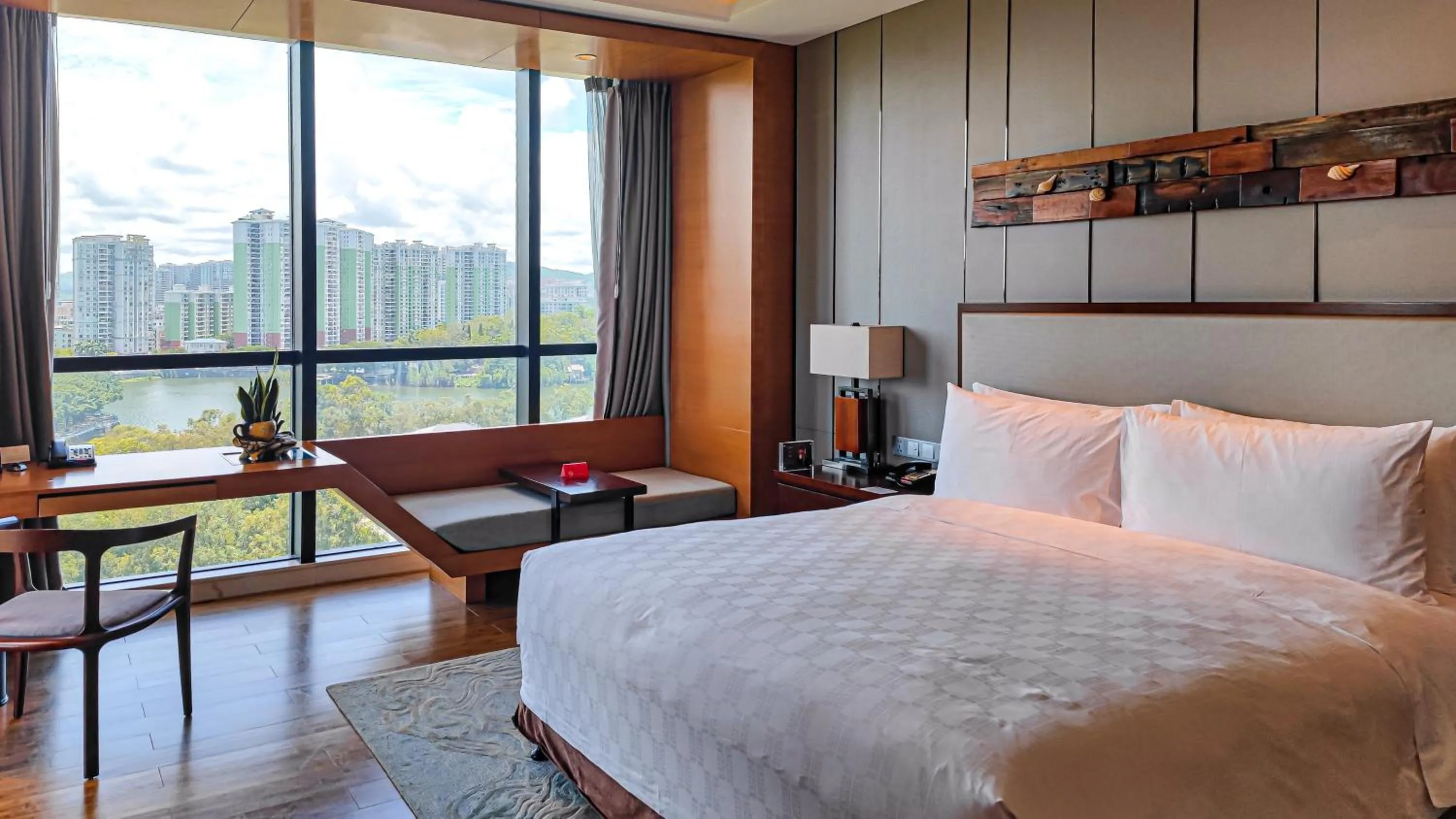 Photo of the whole room, Bed in HUALUXE Yangjiang City Center
