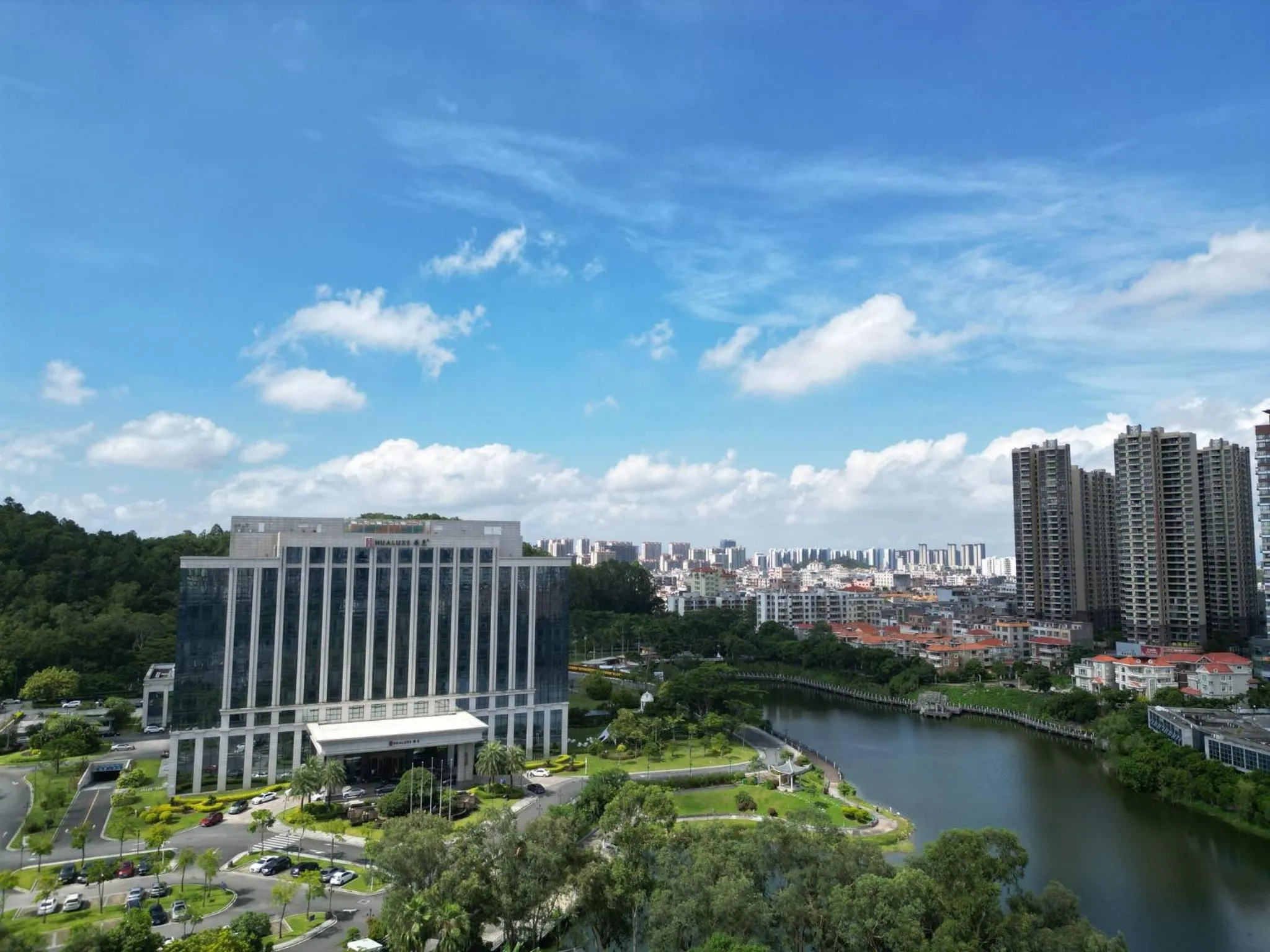 Property building in HUALUXE Yangjiang City Center