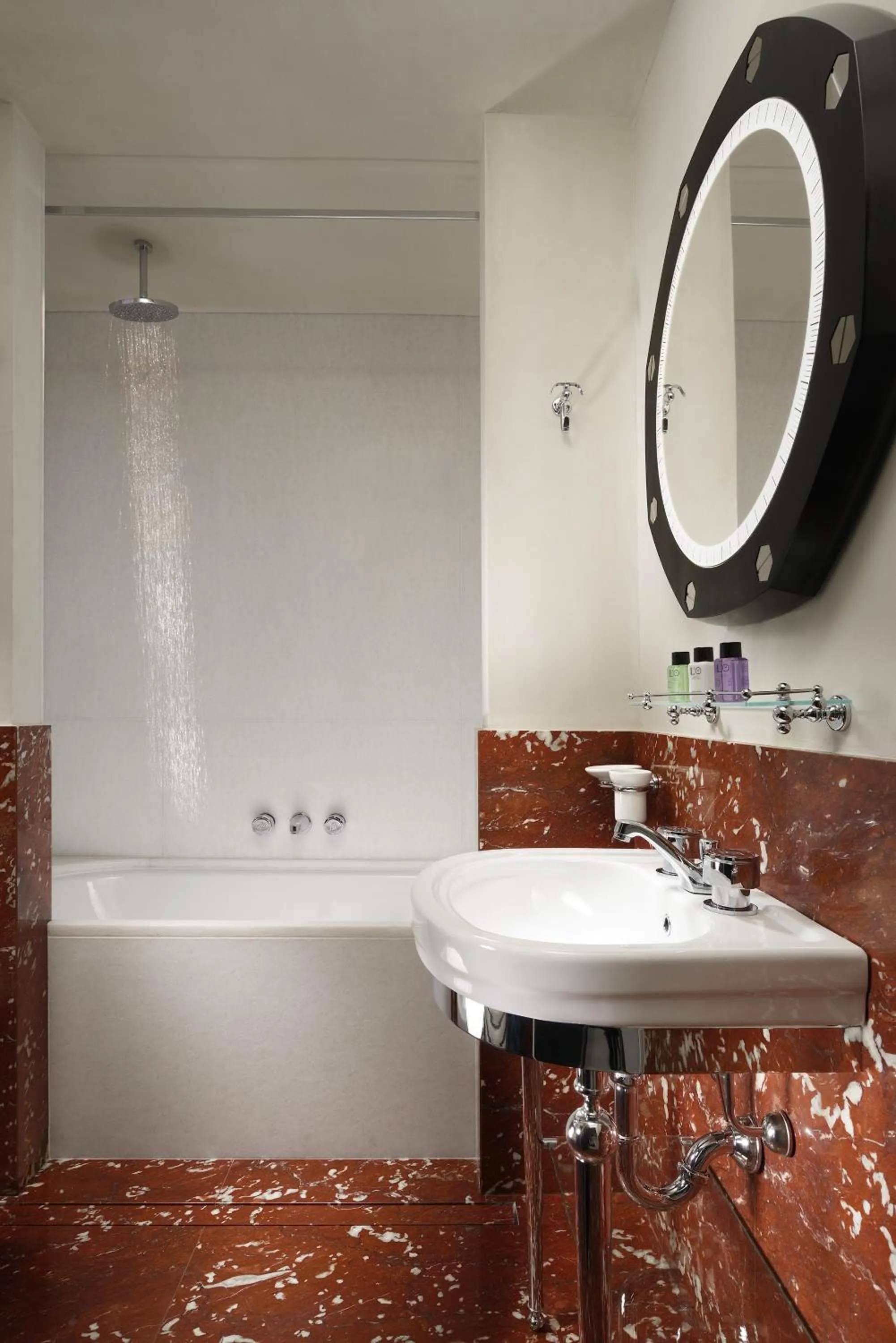 Shower in Hotel L'Orologio Venezia - WTB Hotels