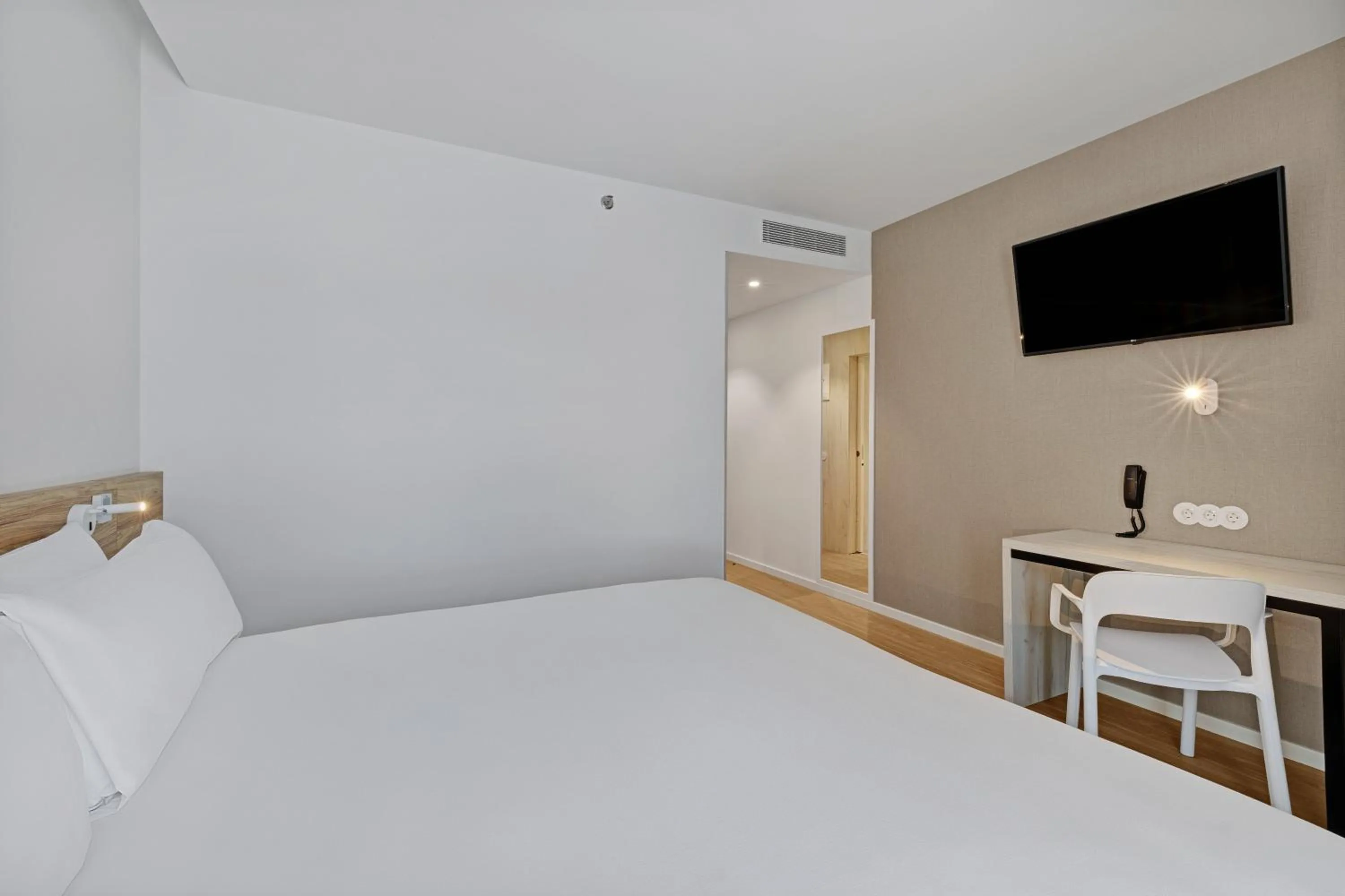 Bed in B&B HOTEL Leiria Fatima