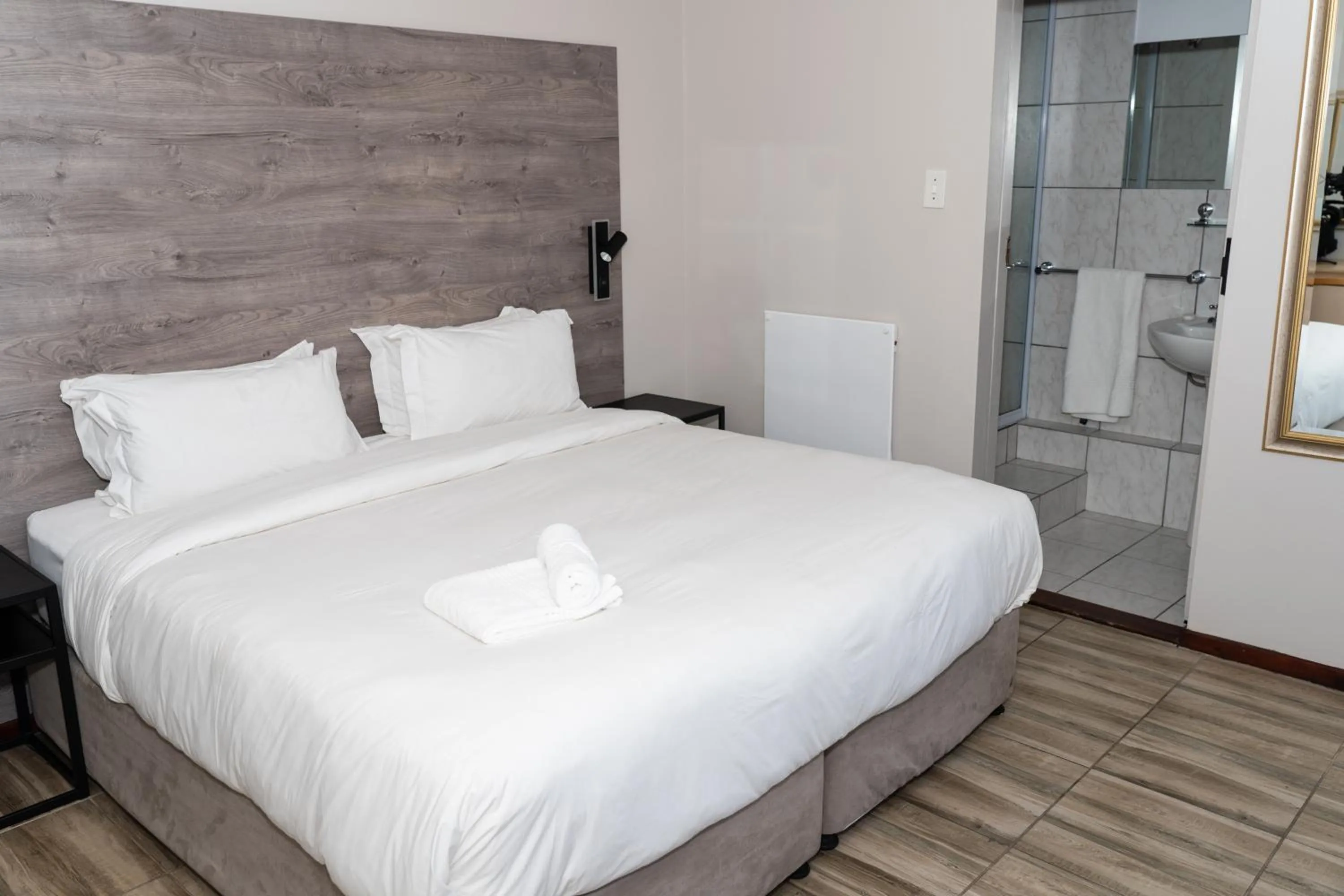 Bedroom, Bed in Woodbridge Lodge