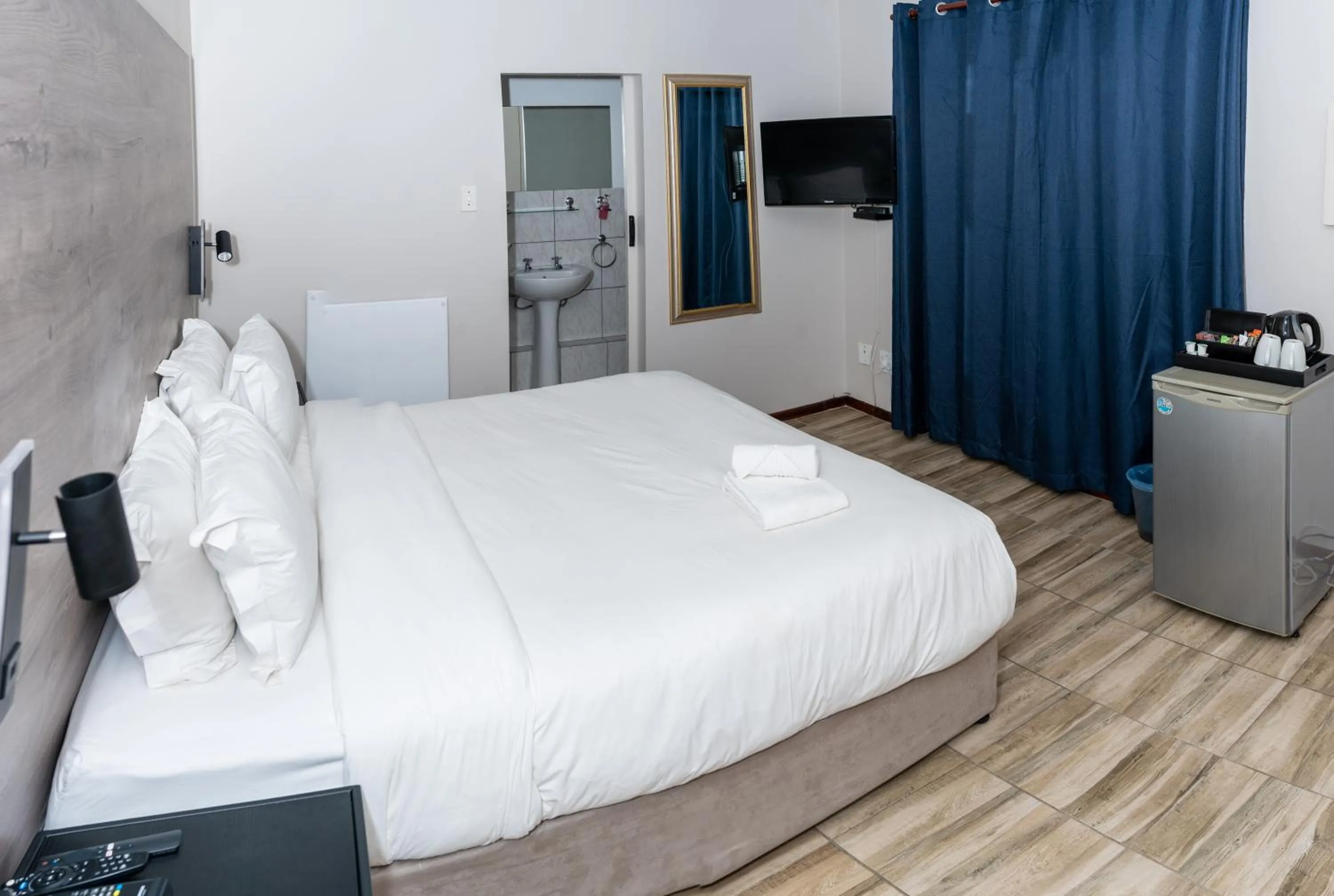 Photo of the whole room, Bed in Woodbridge Lodge