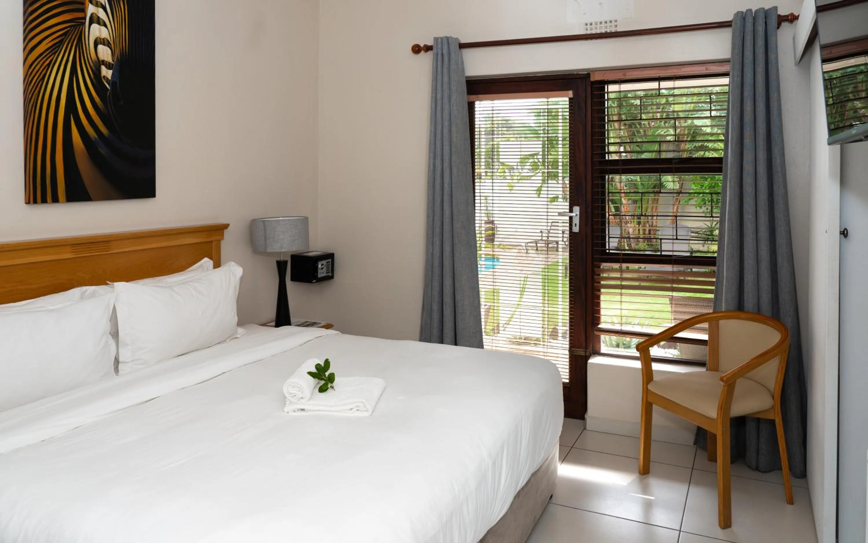 Photo of the whole room, Bed in Woodbridge Lodge