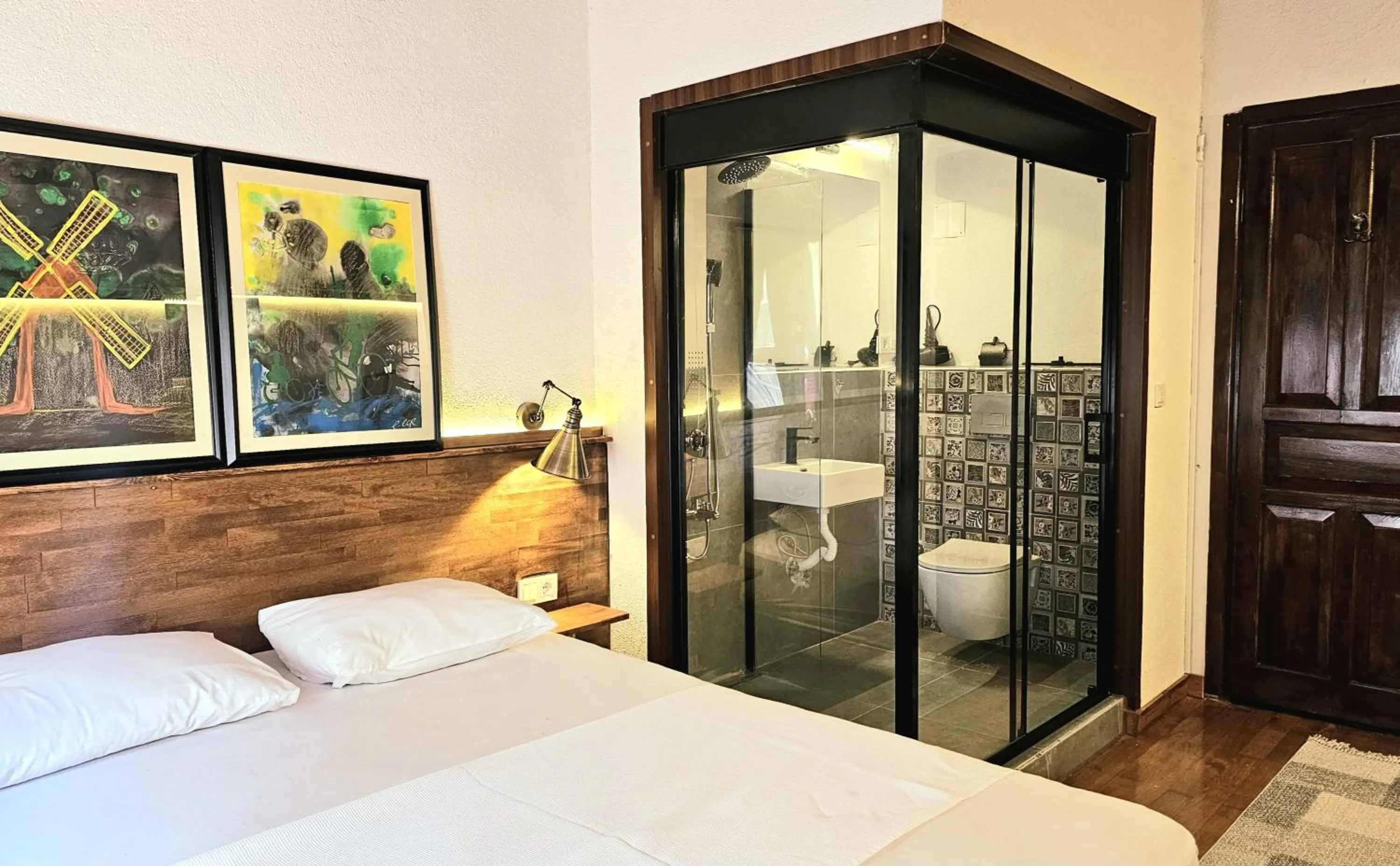 Bathroom, Bed in Mahzen Otel