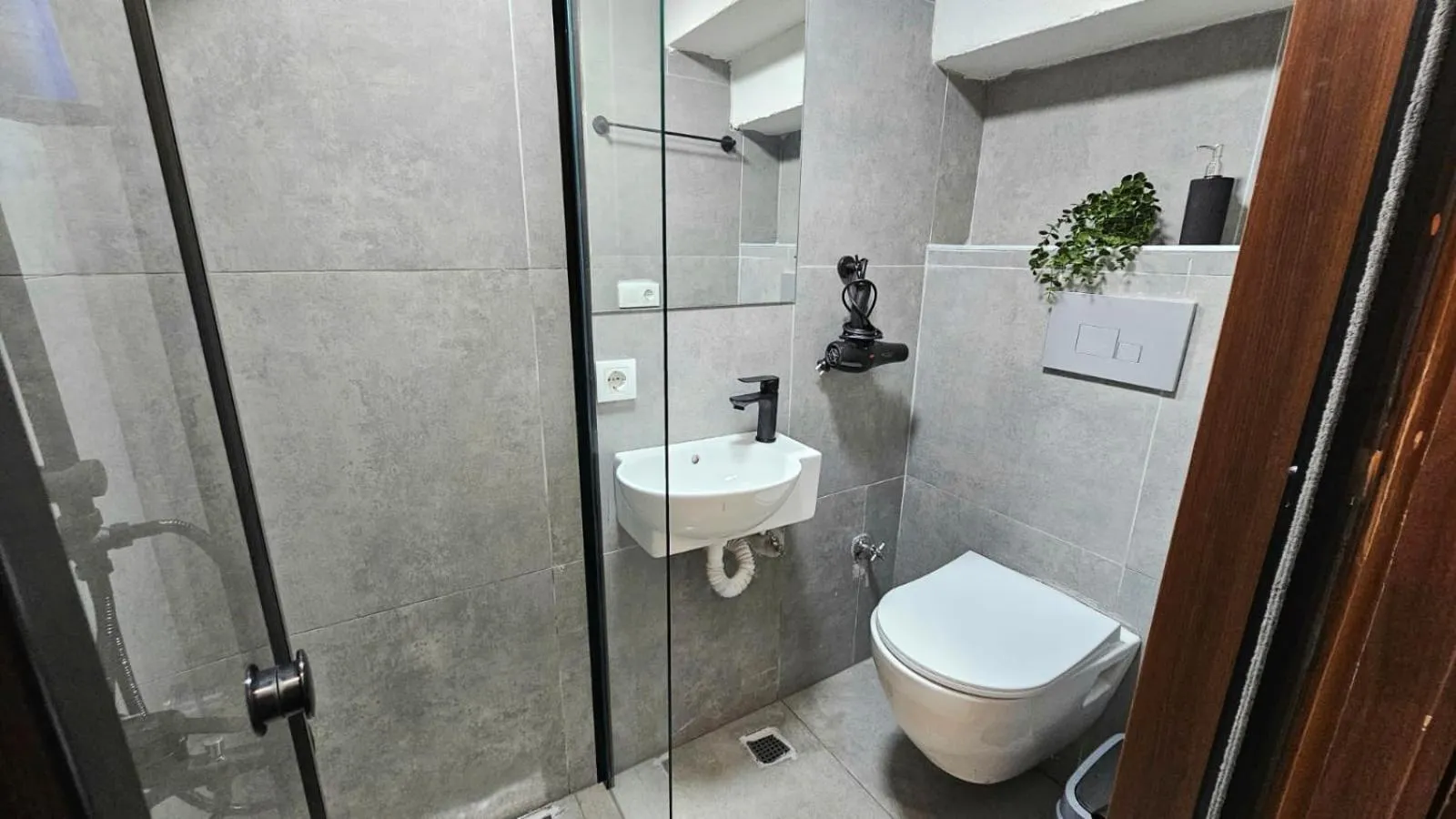 Shower in Mahzen Otel