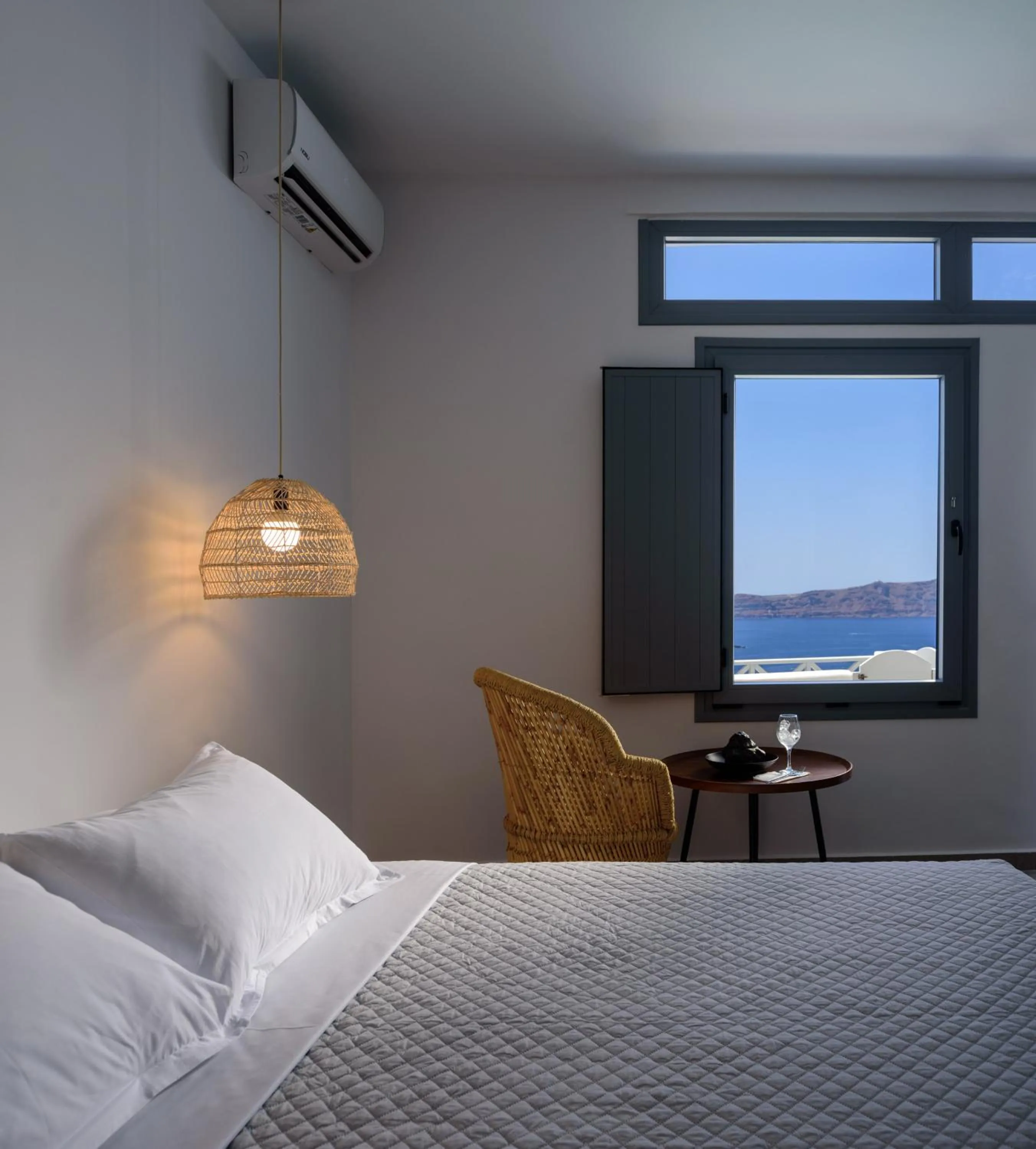 Bed in Elia Caldera Suites