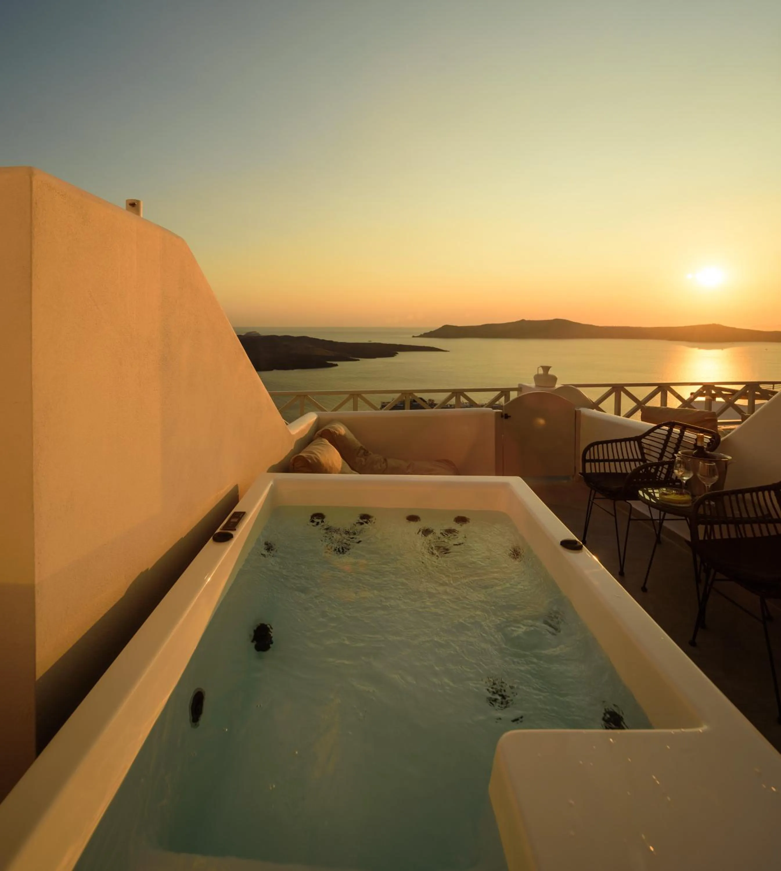 Hot Tub in Elia Caldera Suites
