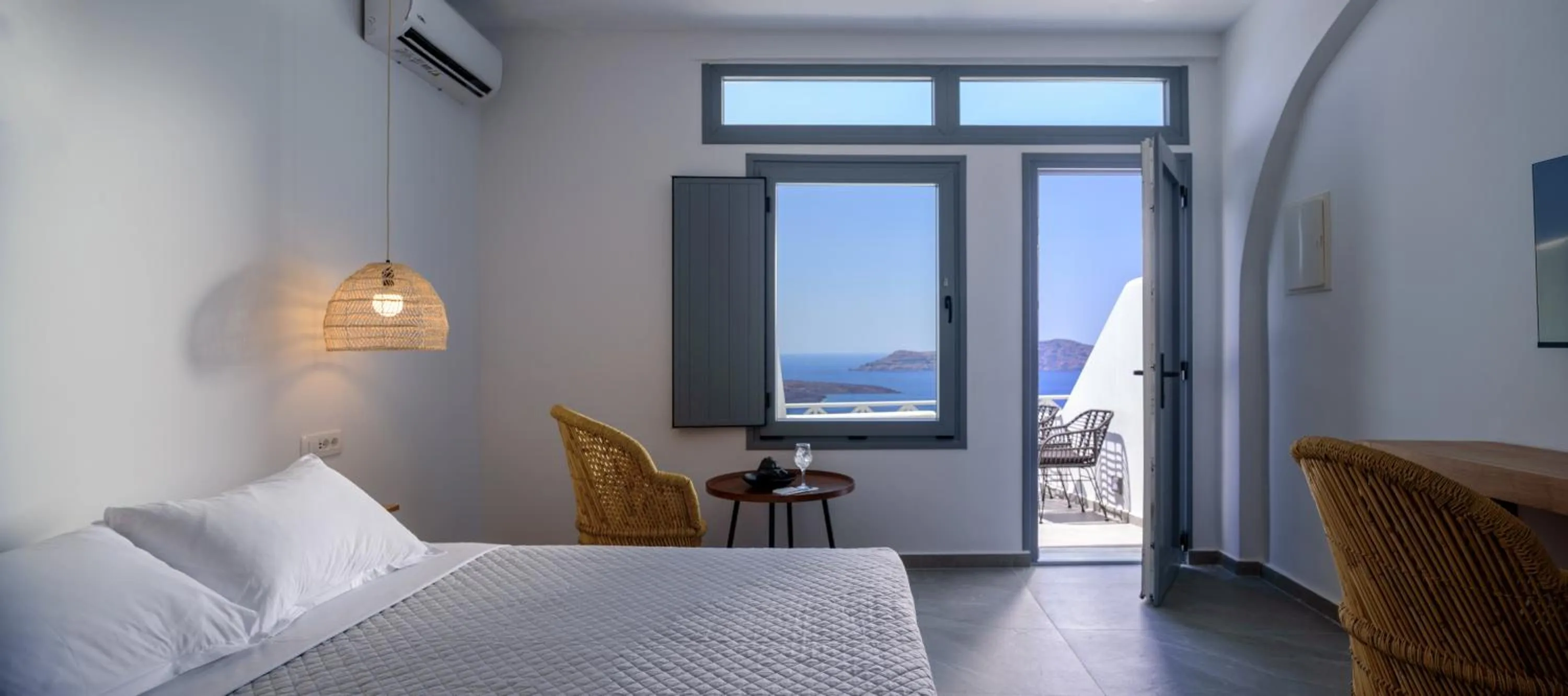 Bed in Elia Caldera Suites