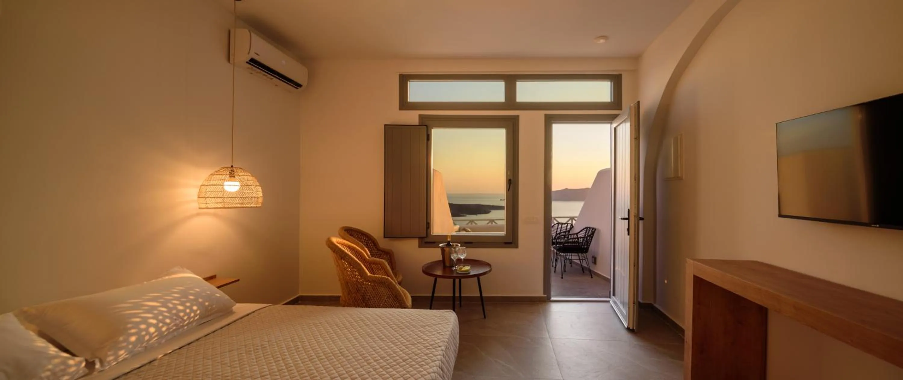 Bed in Elia Caldera Suites