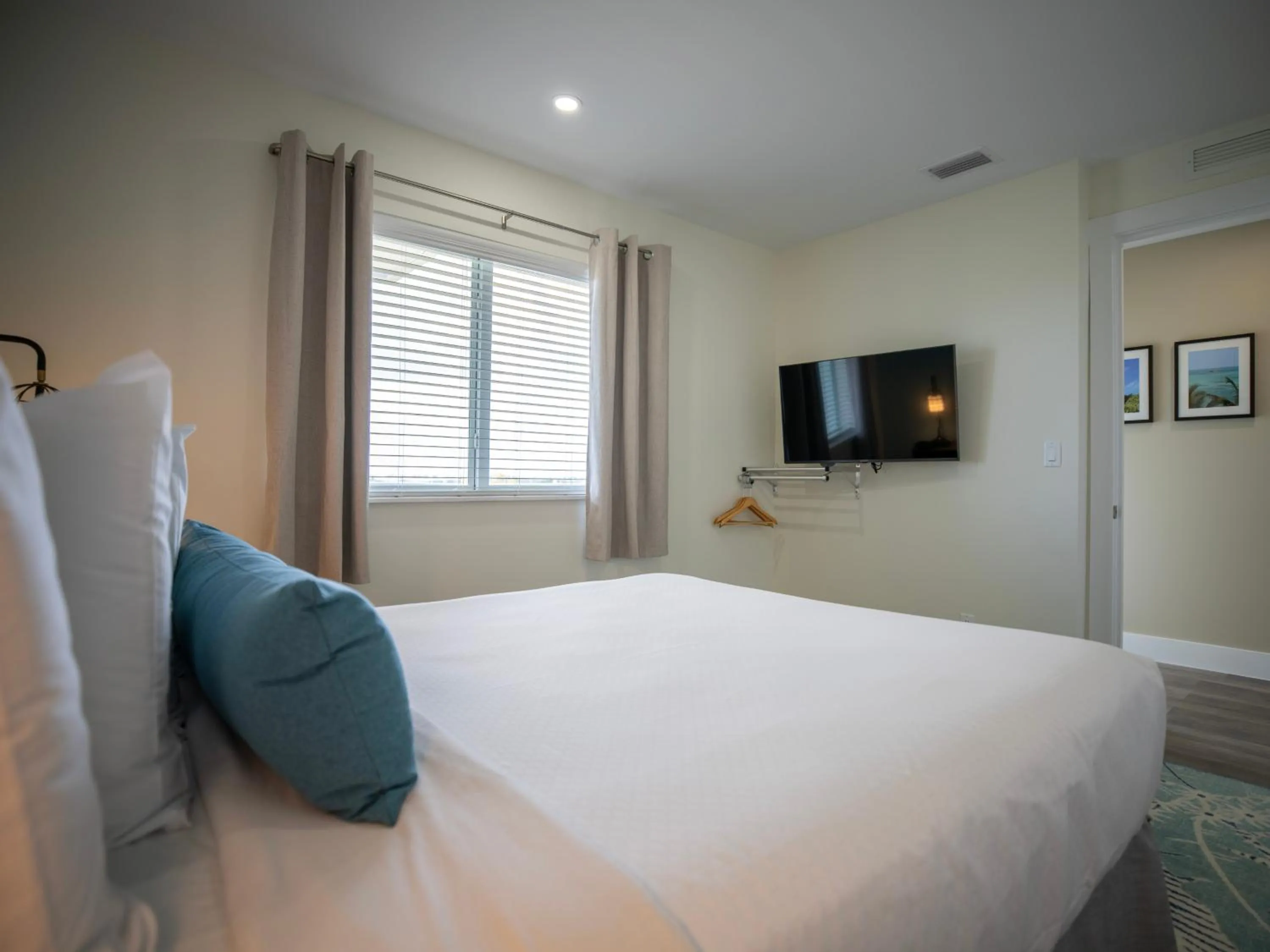 Bedroom, Bed in Sugarloaf Key Hotel at KOA Resort