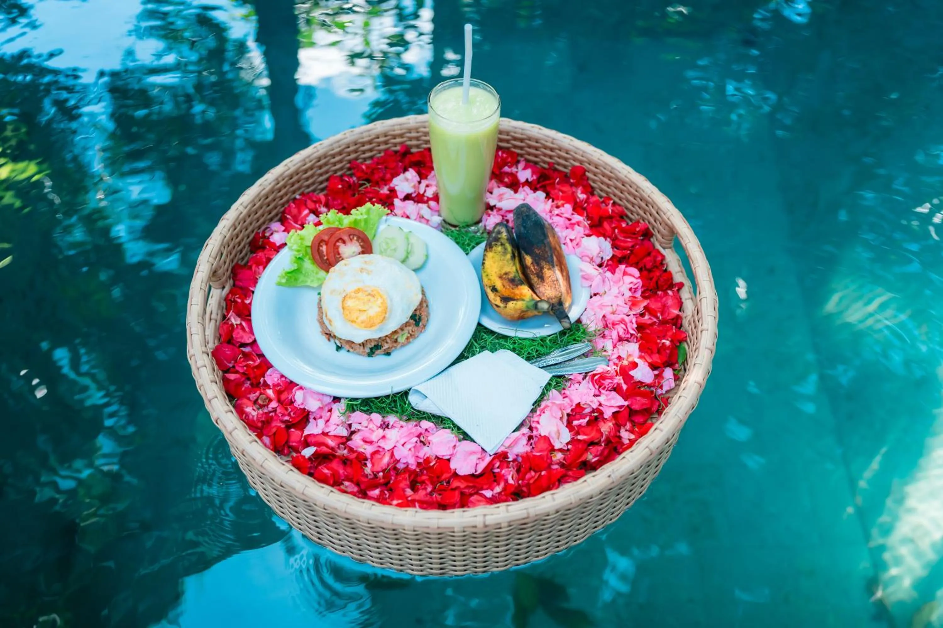 Food and drinks in Ngesil Private Joglo & Pool