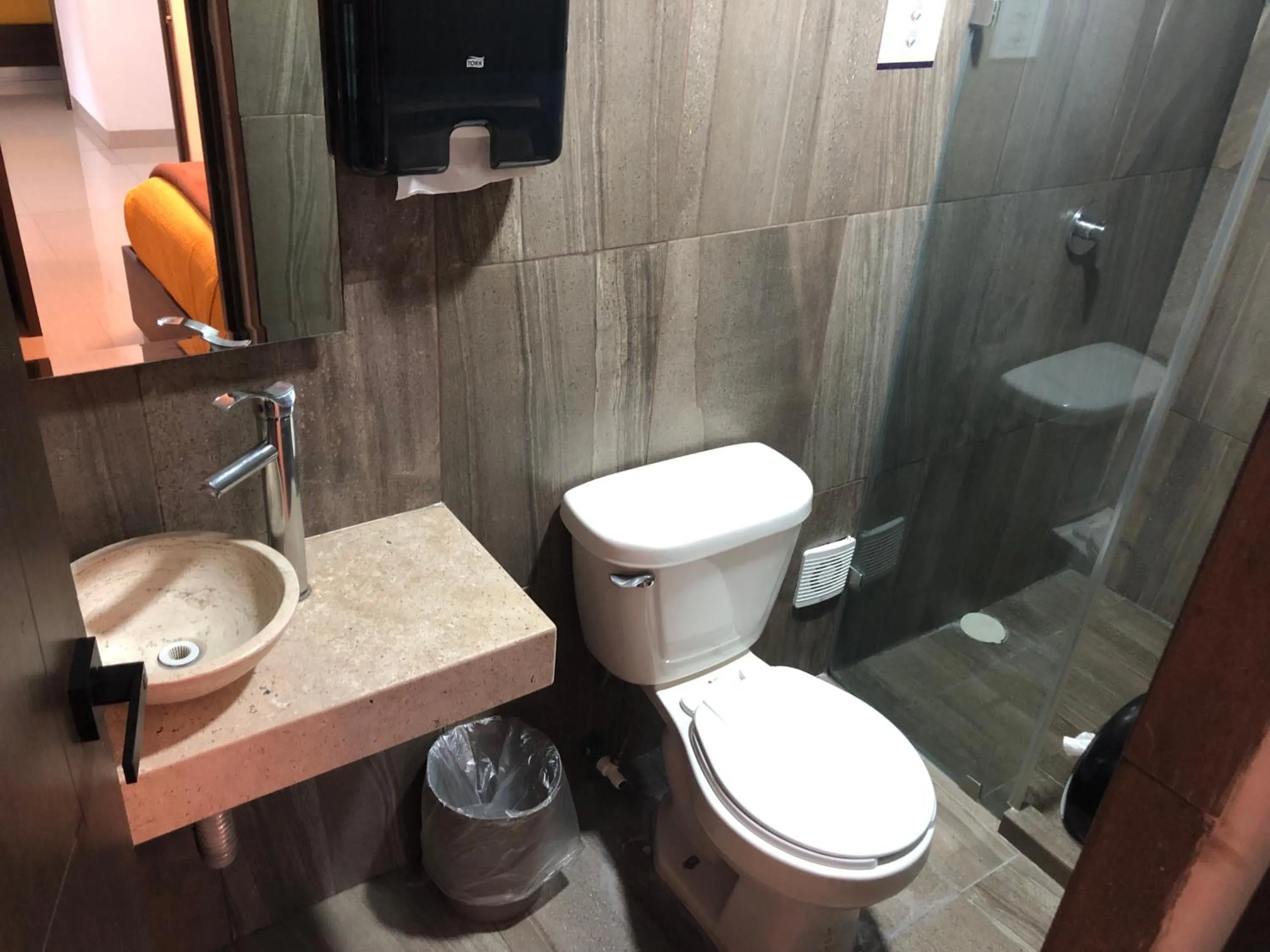 Shower in Hotel Tepeyac 402 León Calzada