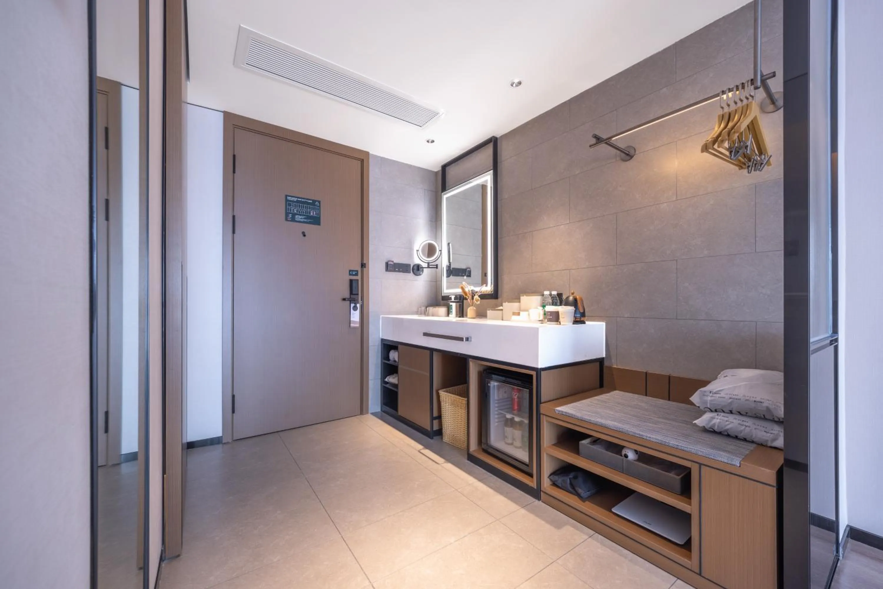 Atour Hotel Guangzhou Baiyun Station Julong Metro Station