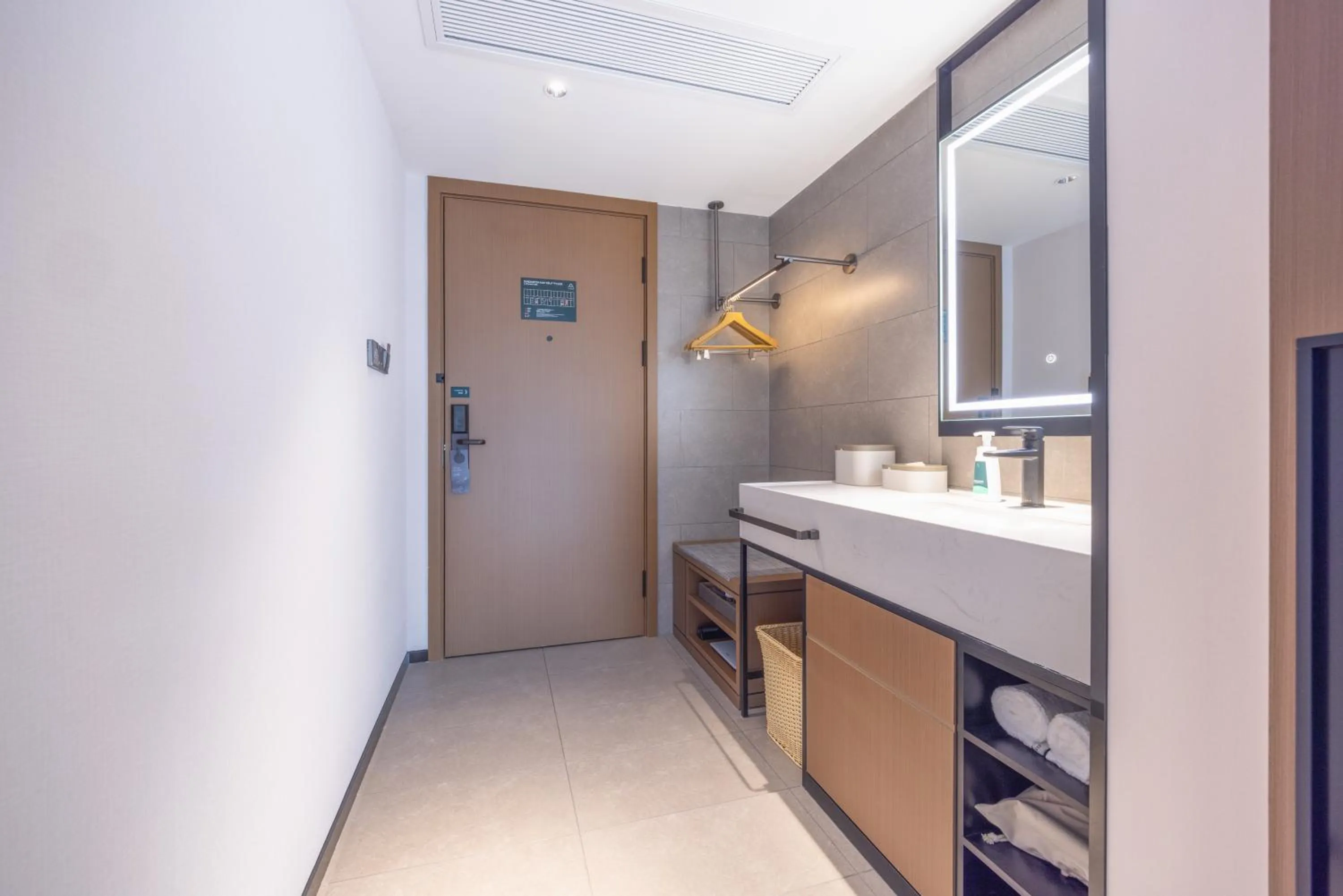 Atour Hotel Guangzhou Baiyun Station Julong Metro Station