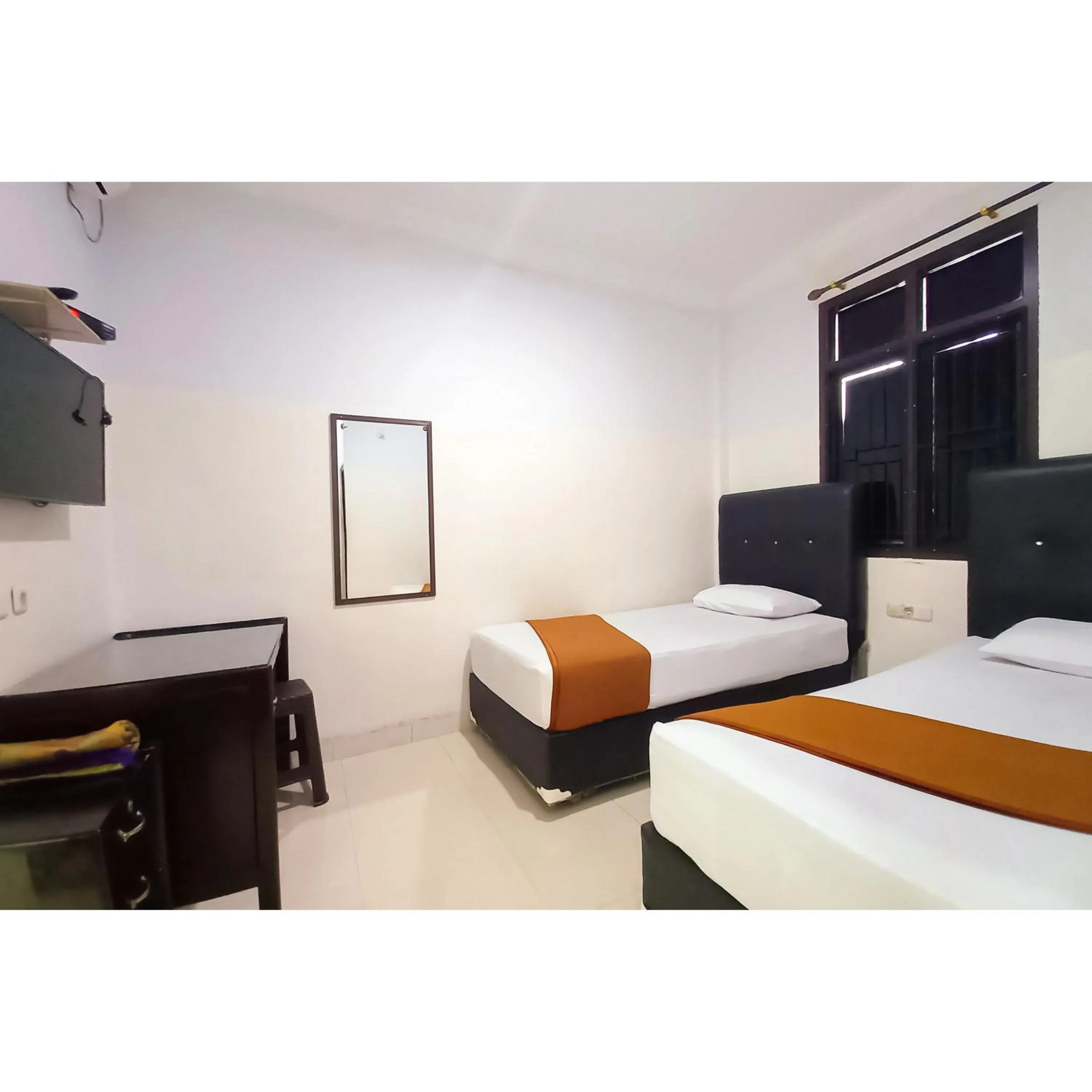 Standard Twin Room in RedDoorz Syariah near Universitas Muhammadiyah Bungo