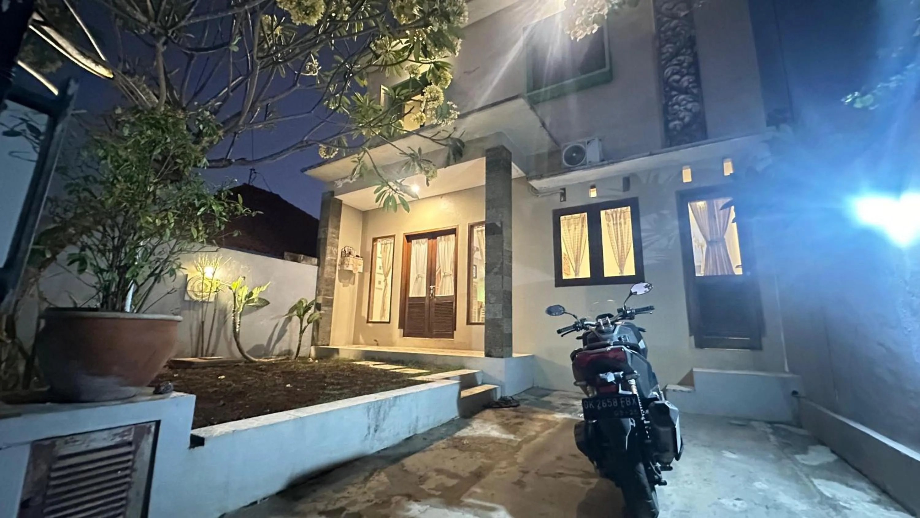 Parking in Taman Giri House 3 Bedrooms Nusa Dua