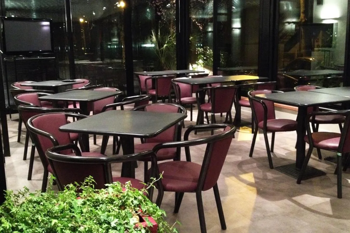 Communal lounge/ TV room in Hotel Numi & Medusa