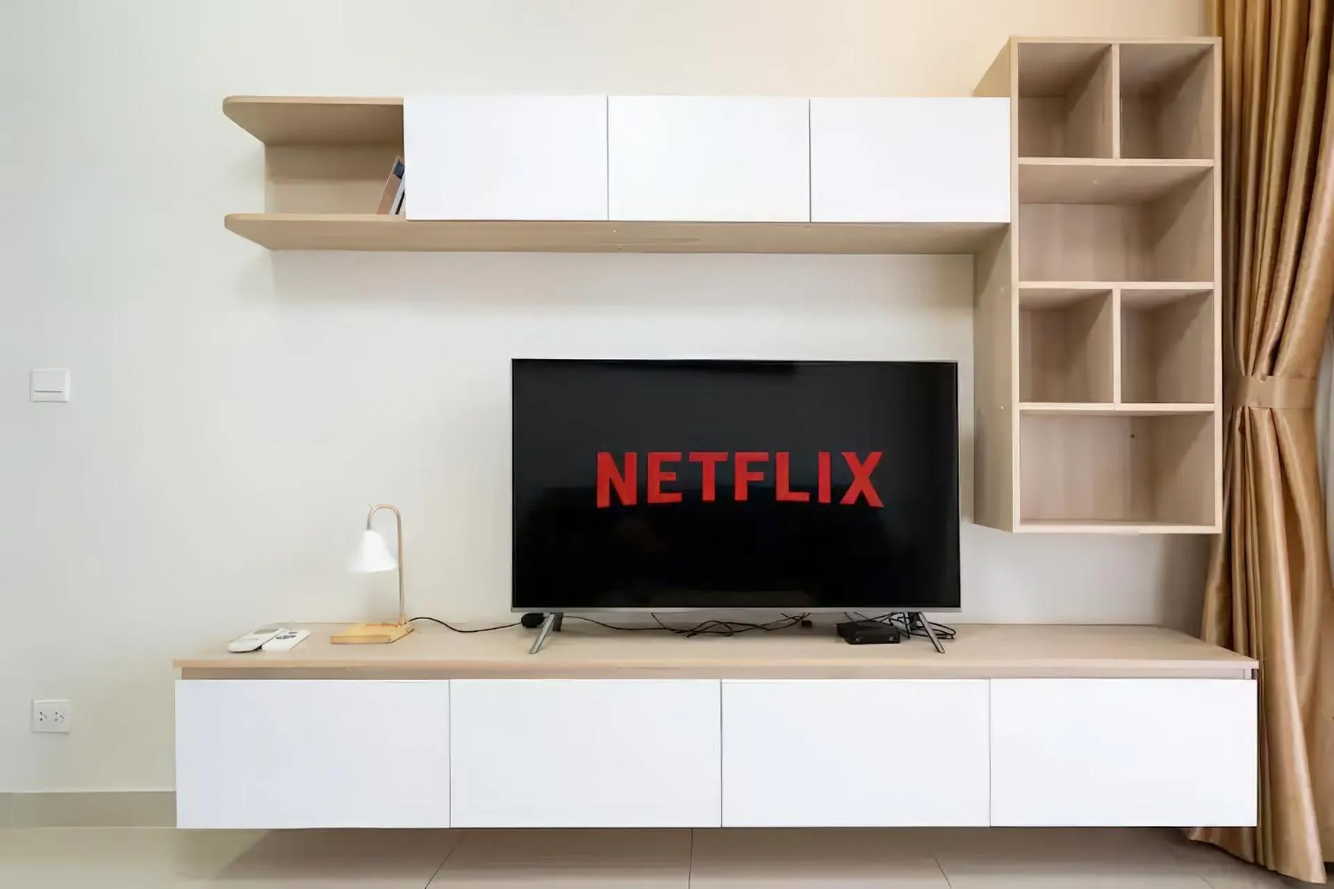 Communal lounge/ TV room in RAINBOW Sky Center TSN Airport