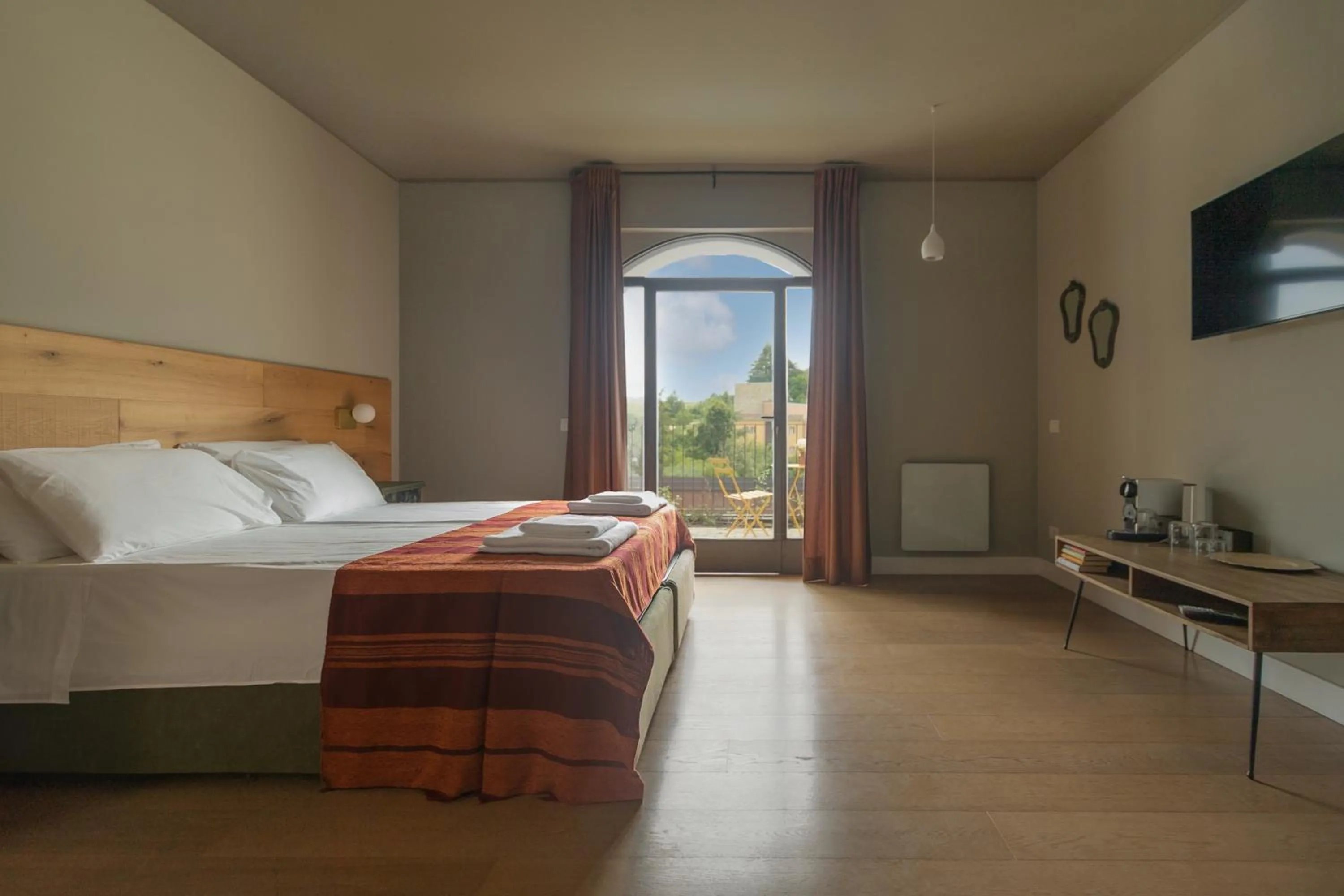 Communal lounge/ TV room, Bed in Luce Boutique Hotel