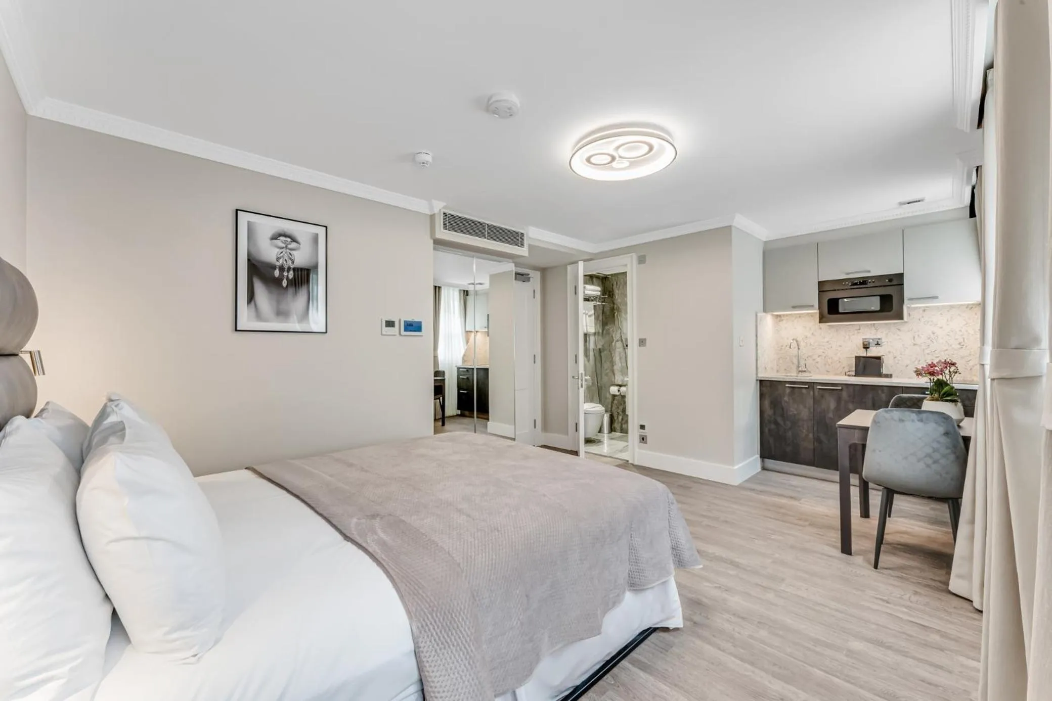 Photo of the whole room, Bed in Cleveland Residences Bloomsbury