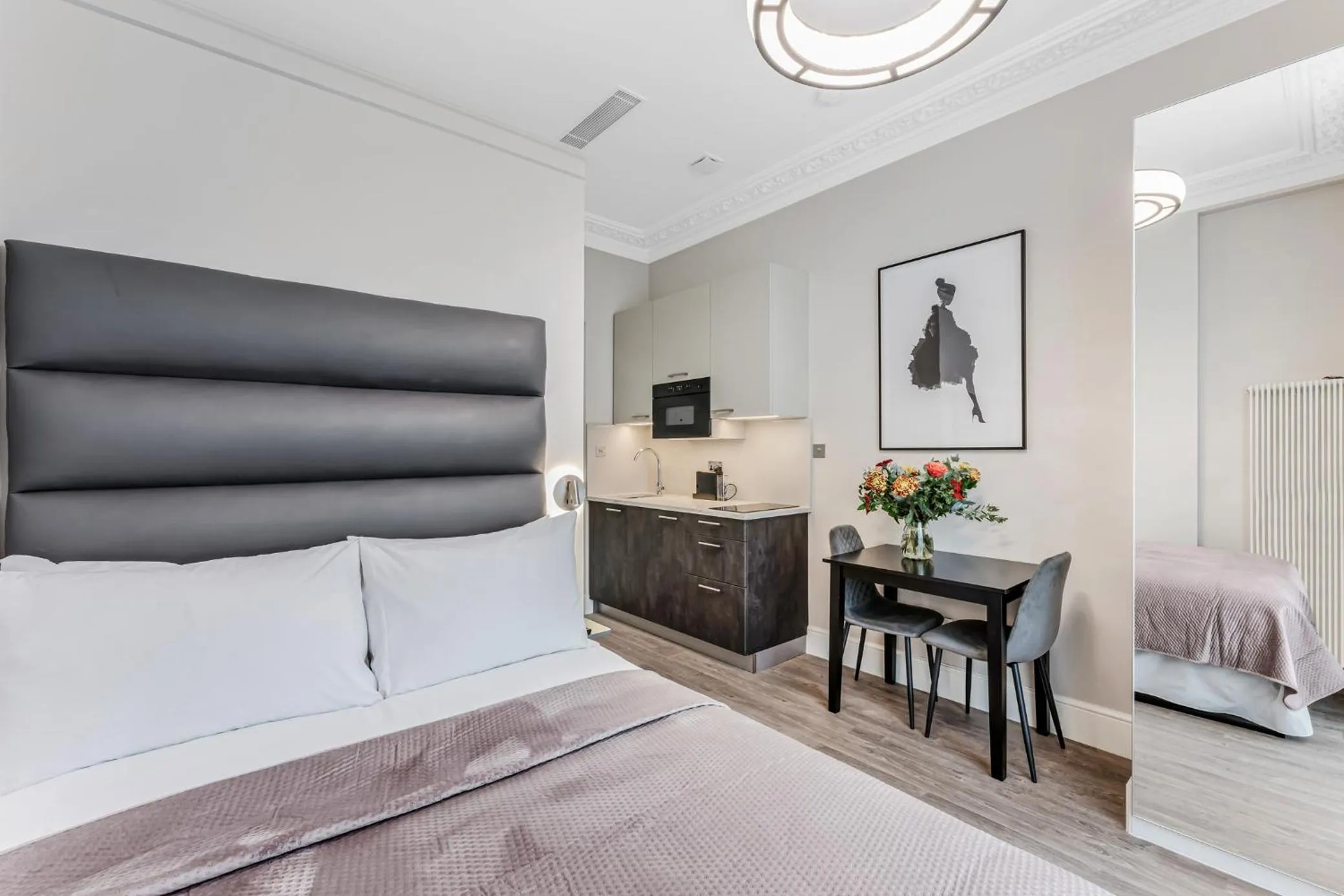 Living room, Bed in Cleveland Residences Bloomsbury